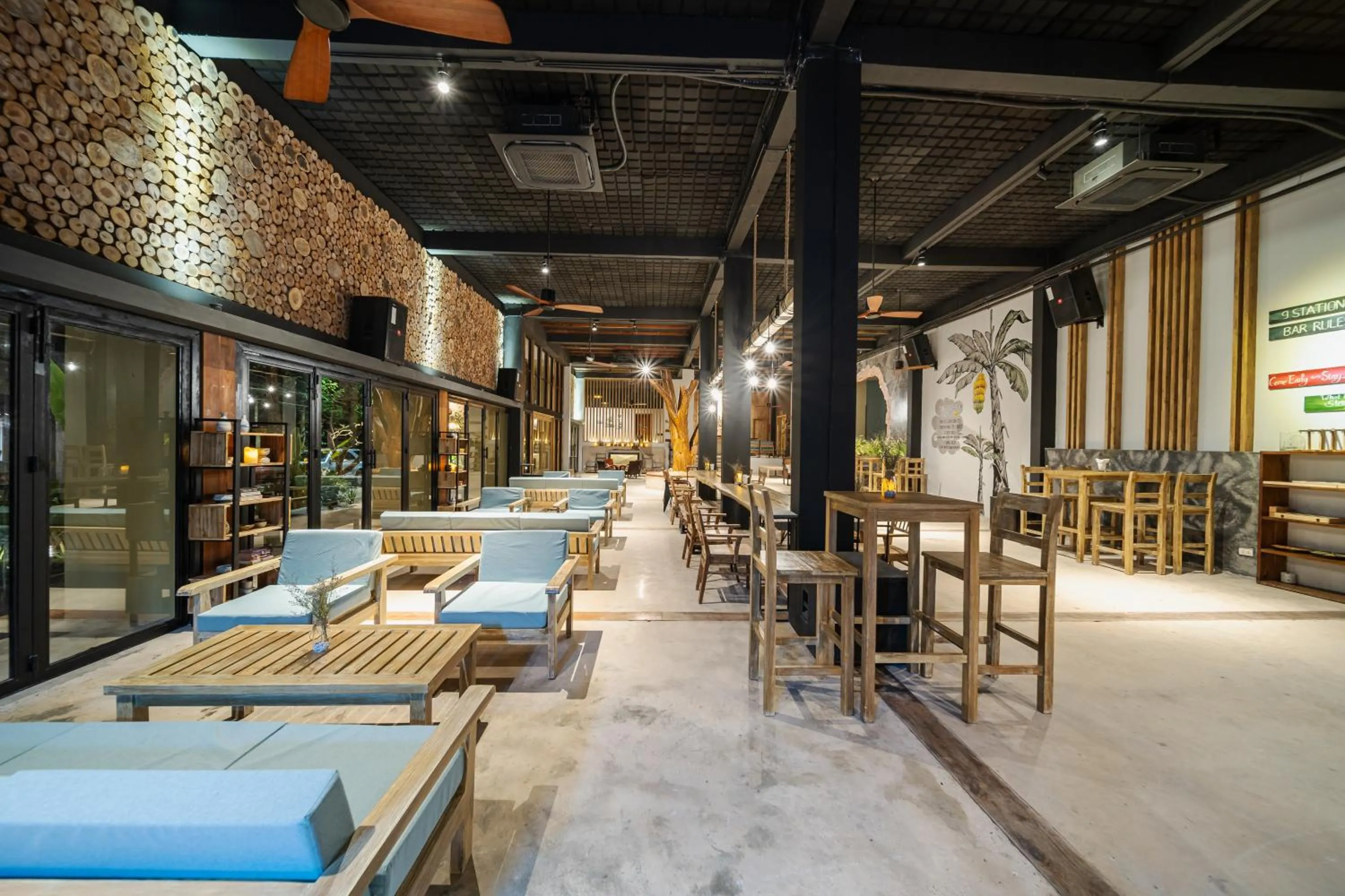 Restaurant/places to eat in 9Station Hostel & Bar Phu Quoc