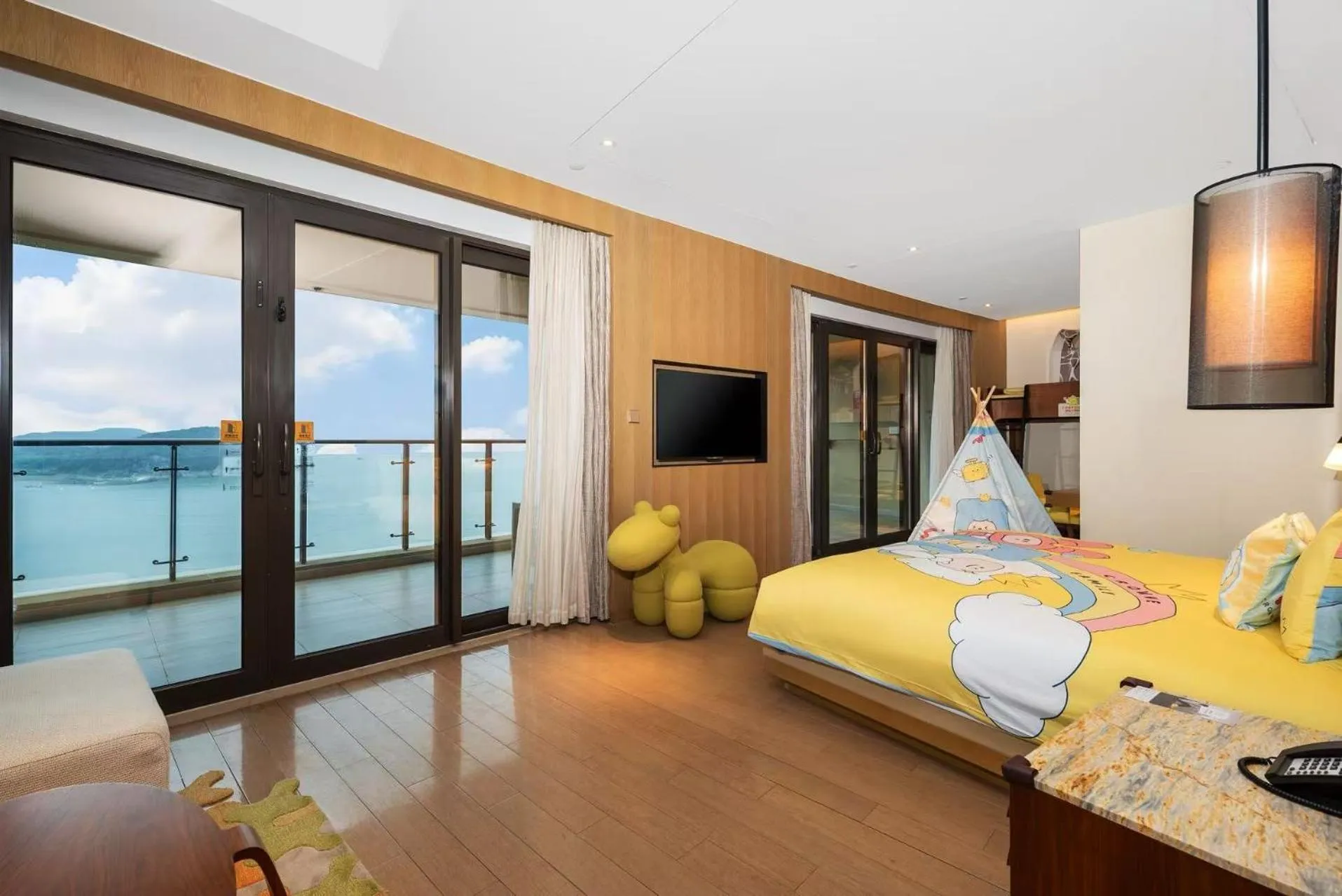 Bed in Crowne Plaza Ningbo Xiangshan Sea View by IHG