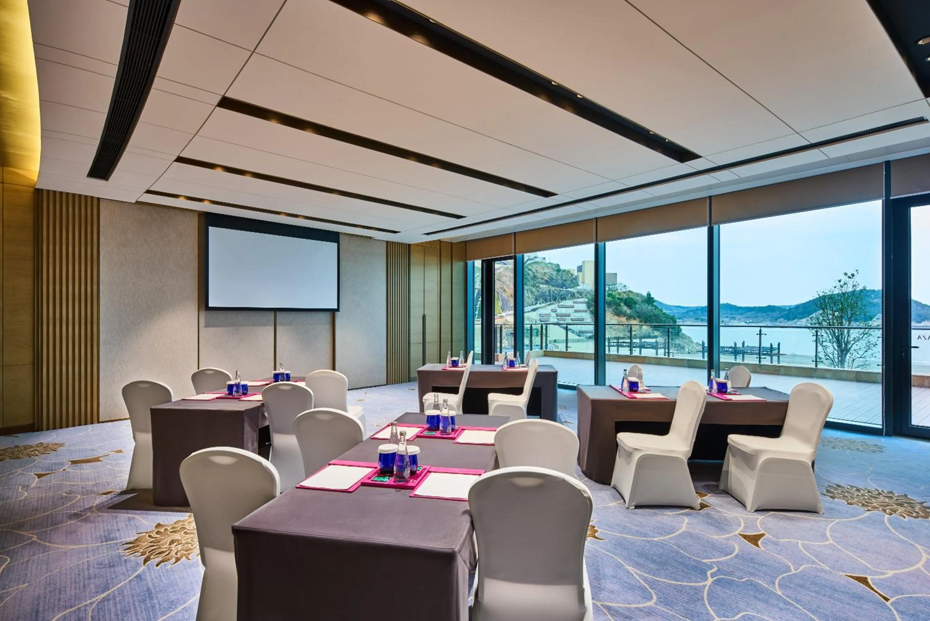 Meeting/conference room in Crowne Plaza Ningbo Xiangshan Sea View by IHG
