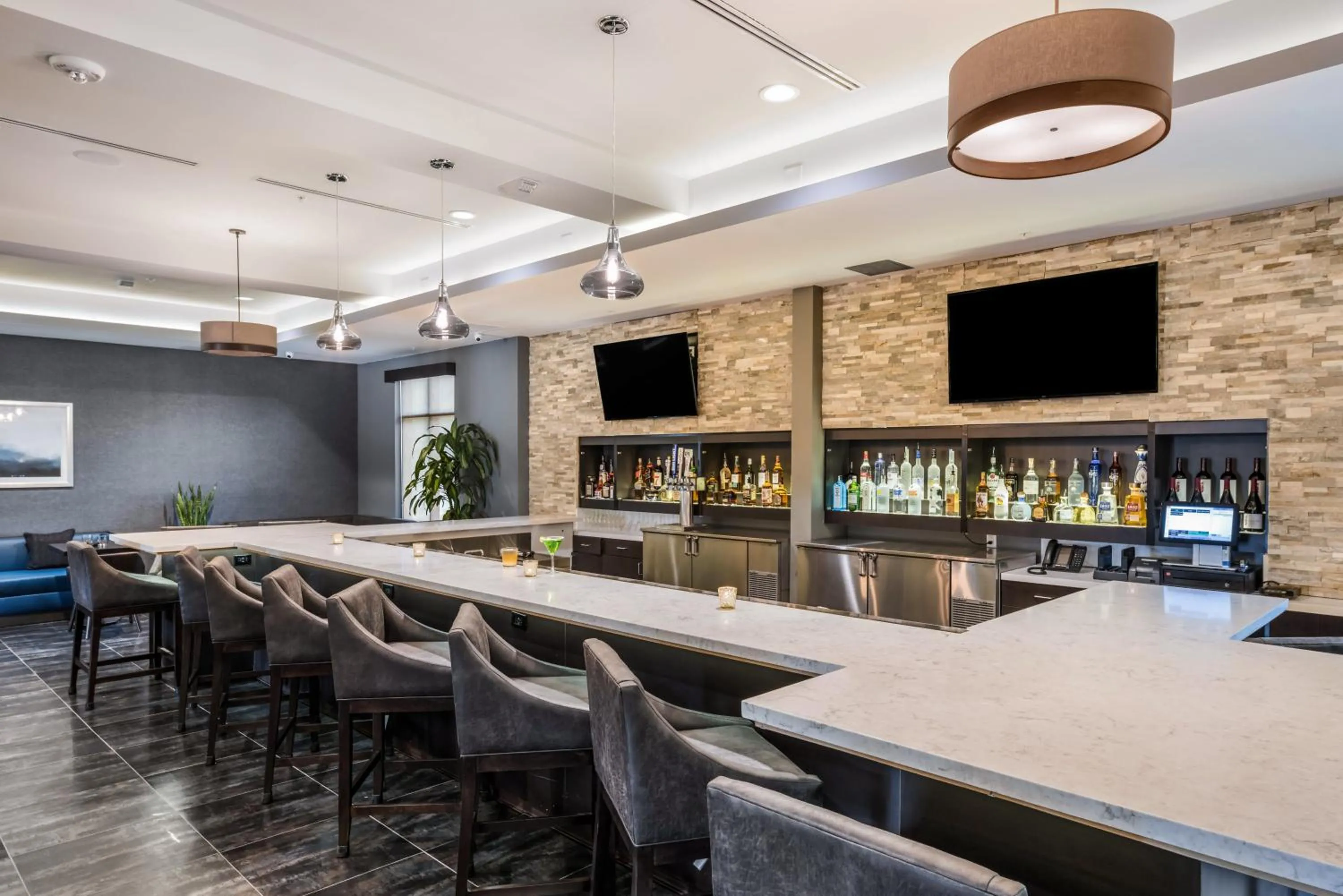 Lounge or bar in Holiday Inn & Suites Silicon Valley - Milpitas by IHG