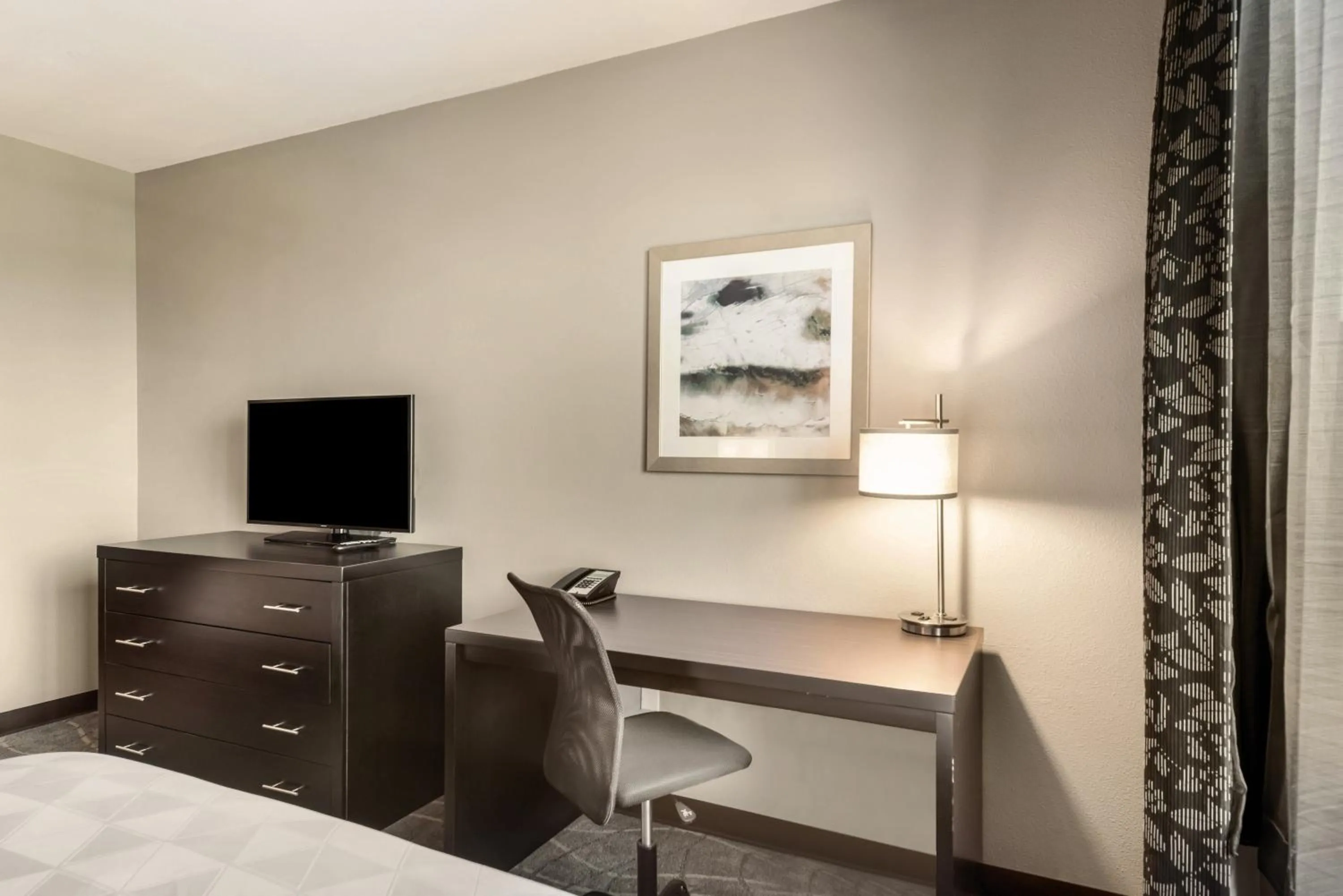 Bedroom, Bed in Holiday Inn & Suites Silicon Valley - Milpitas by IHG