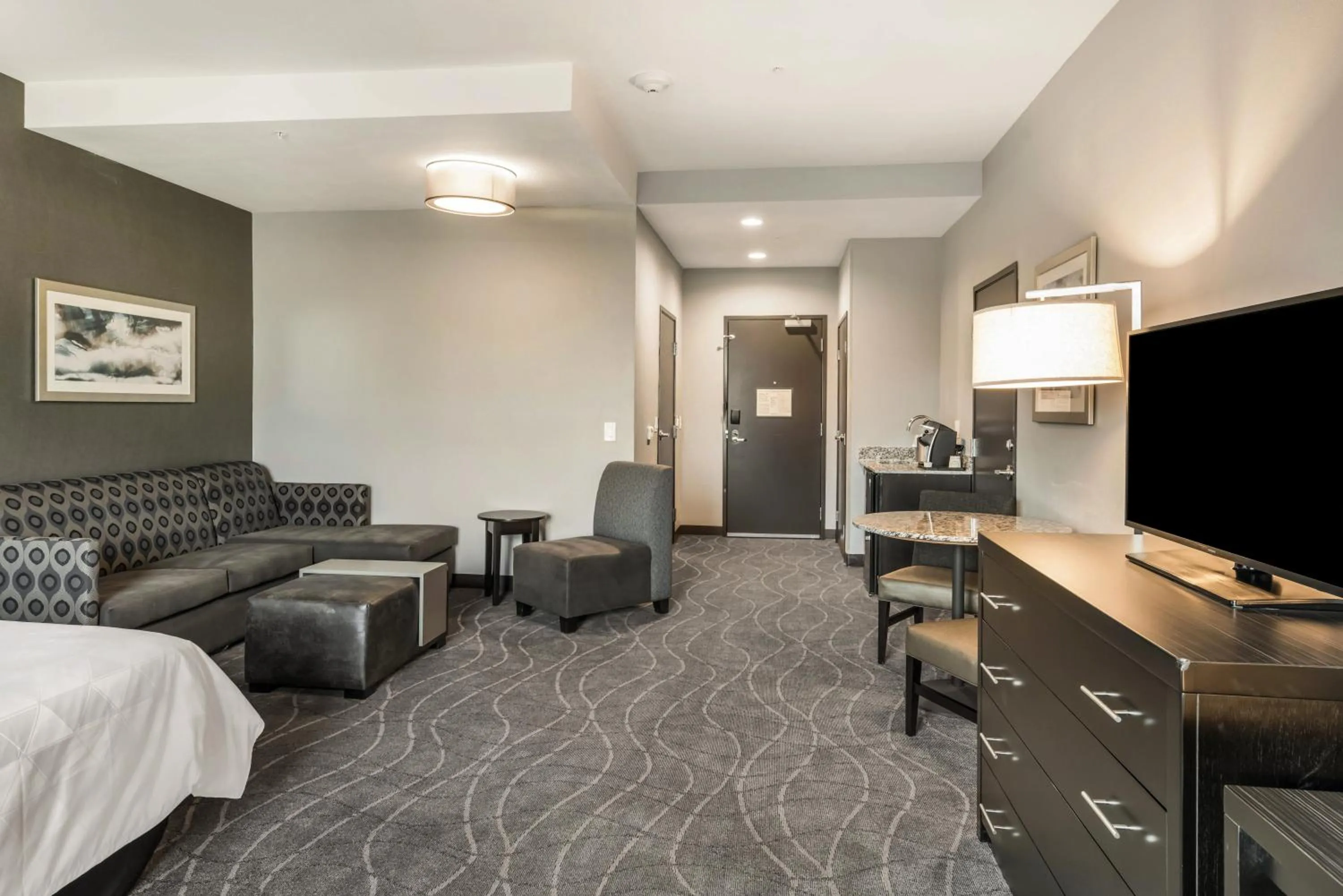 Bedroom in Holiday Inn & Suites Silicon Valley - Milpitas by IHG