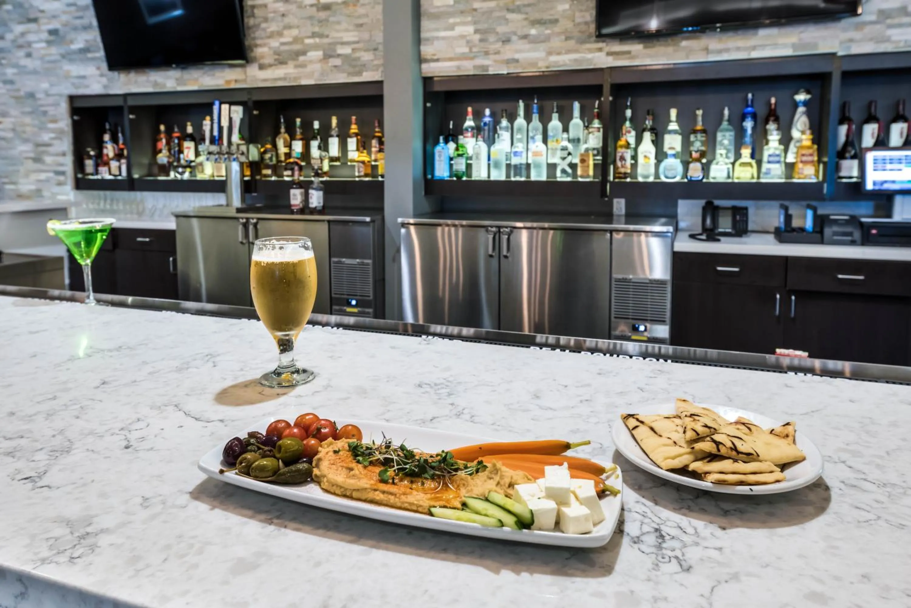 Lounge or bar in Holiday Inn & Suites Silicon Valley - Milpitas by IHG