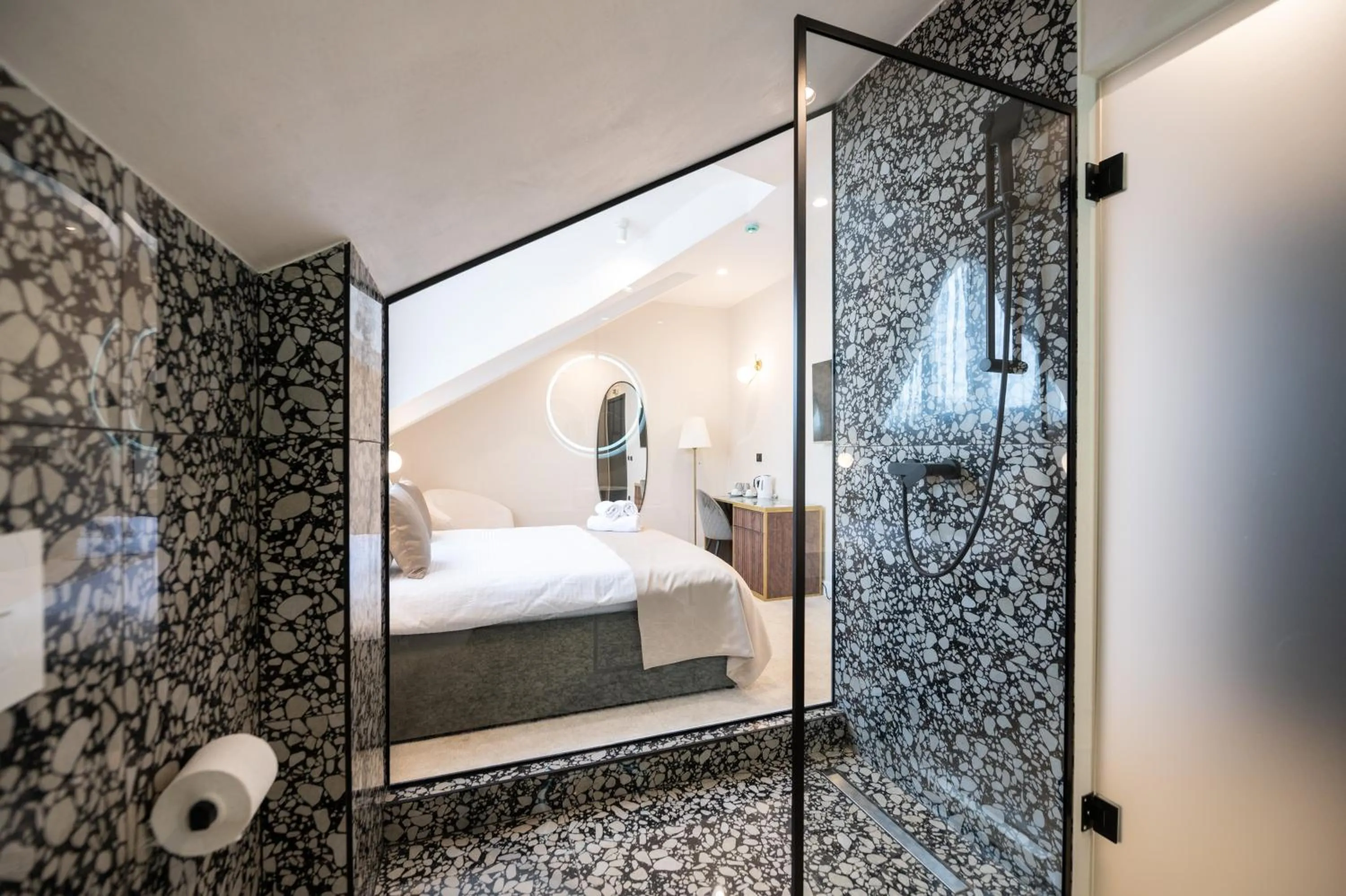 Bathroom, Bed in Hotel Bohemian Garni - Skadarlija