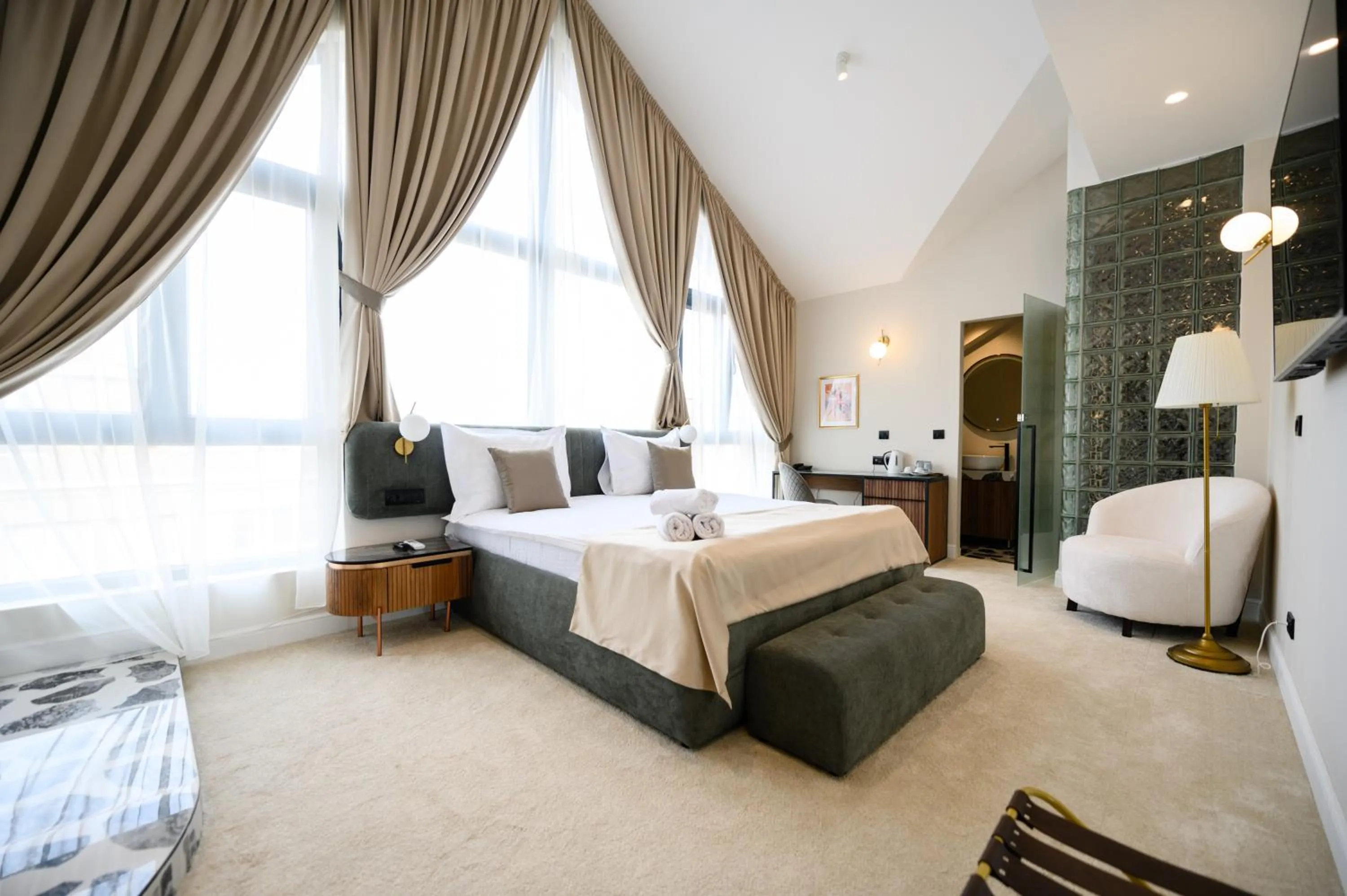 Text overlay, Bed in Hotel Bohemian Garni - Skadarlija