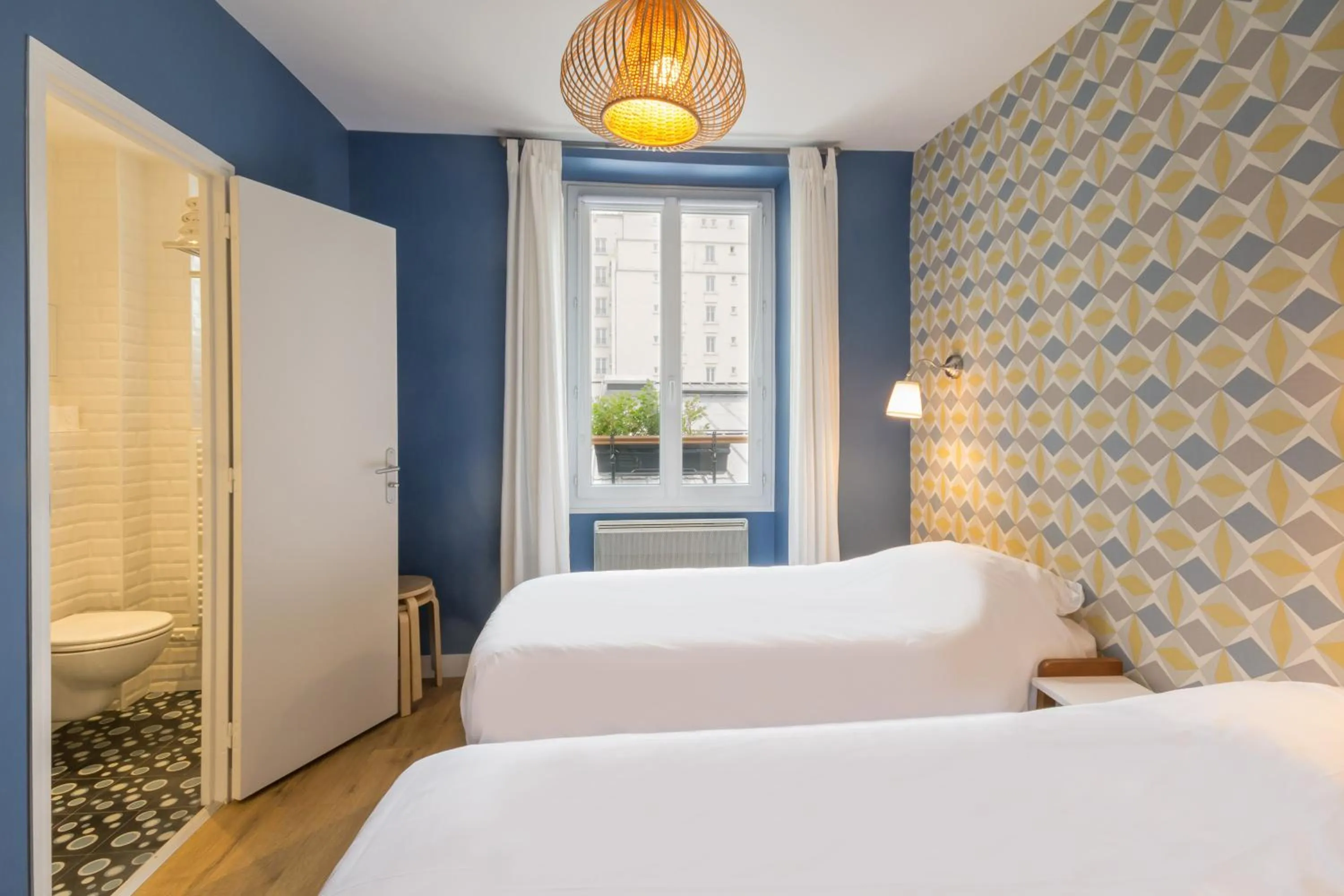 Day, Bed in Les Toits de Paris