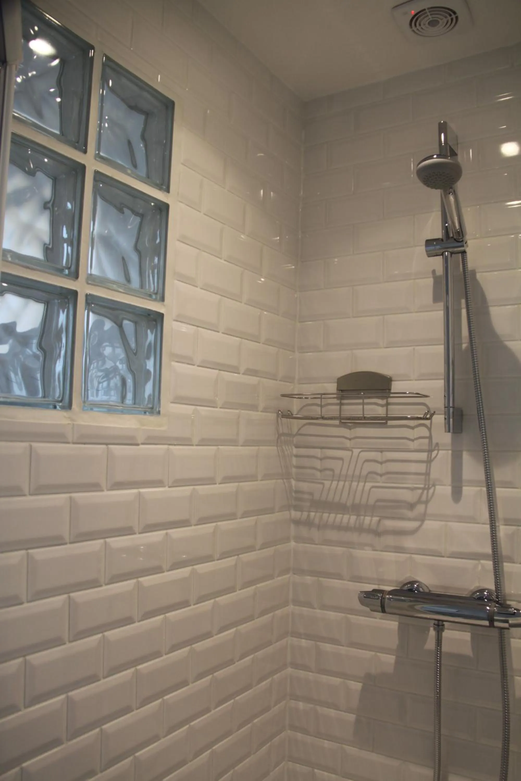 Shower in Les Toits de Paris