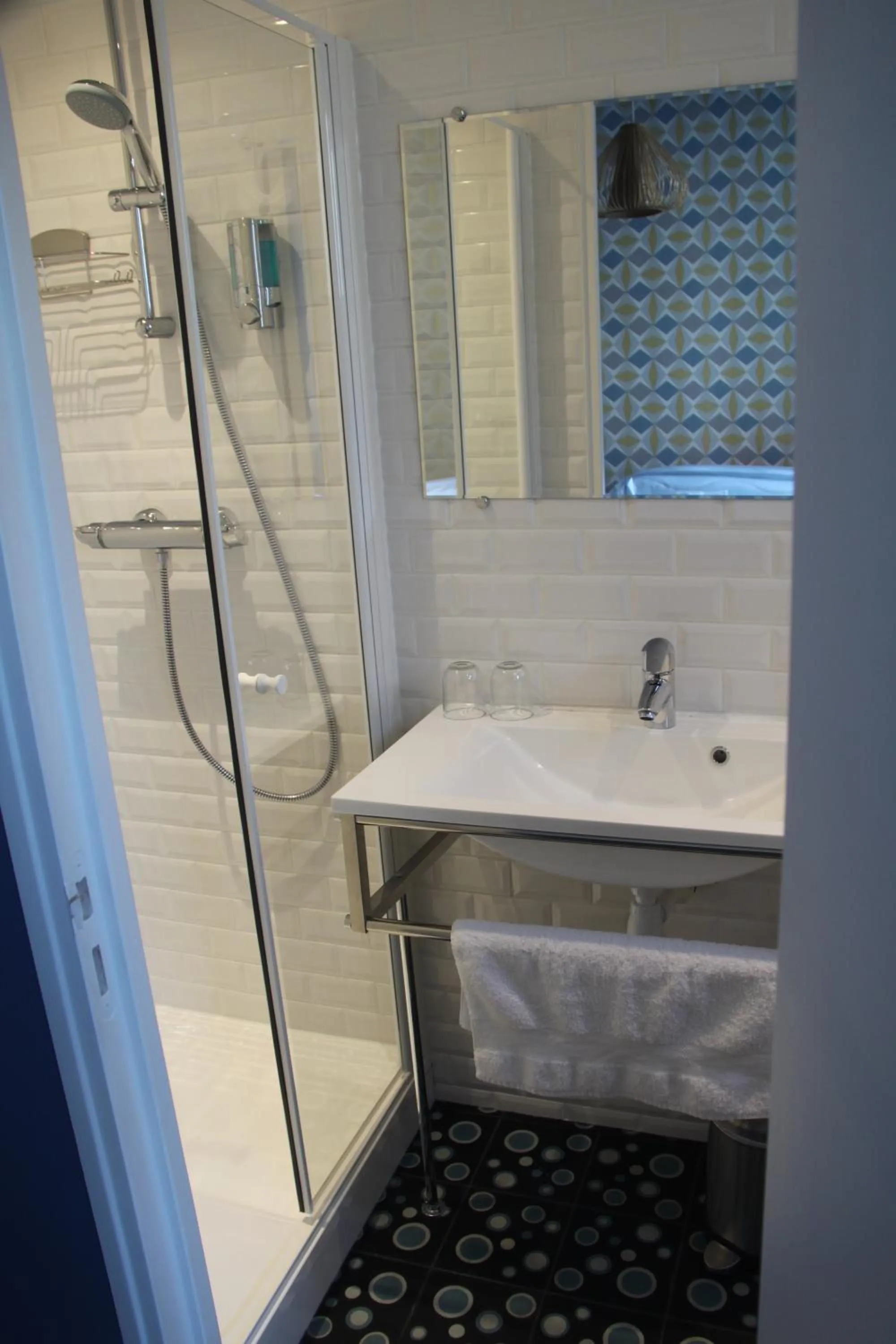 Shower in Les Toits de Paris