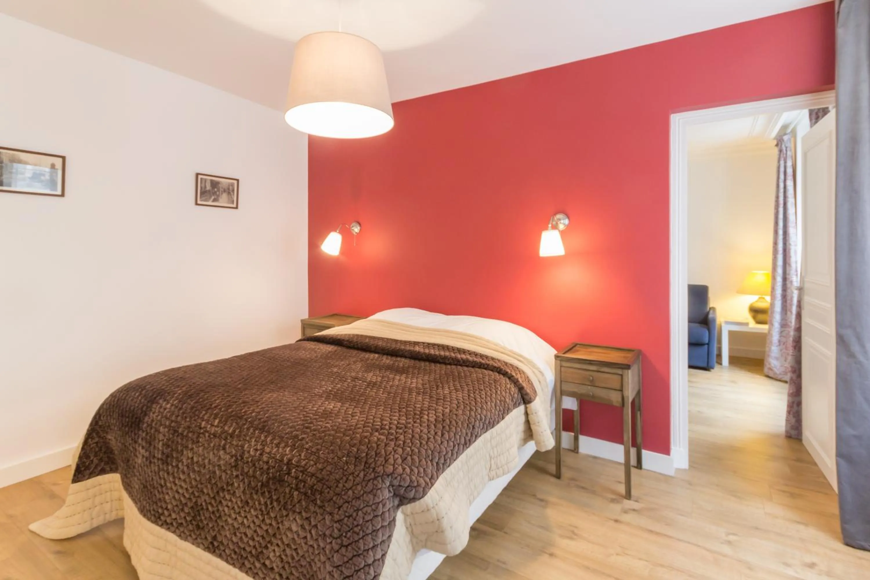 Photo of the whole room, Bed in Les Toits de Paris