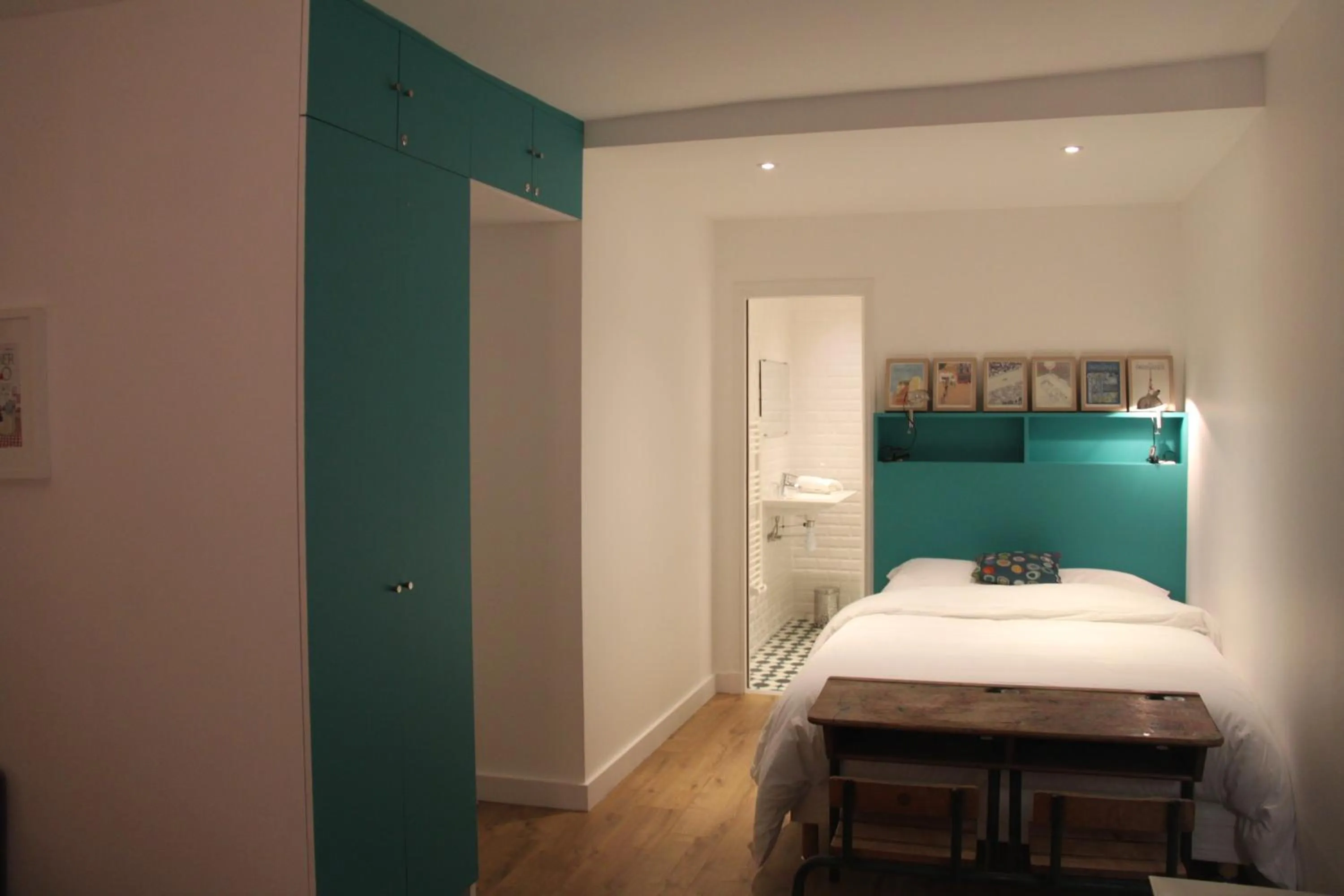 Photo of the whole room, Bed in Les Toits de Paris