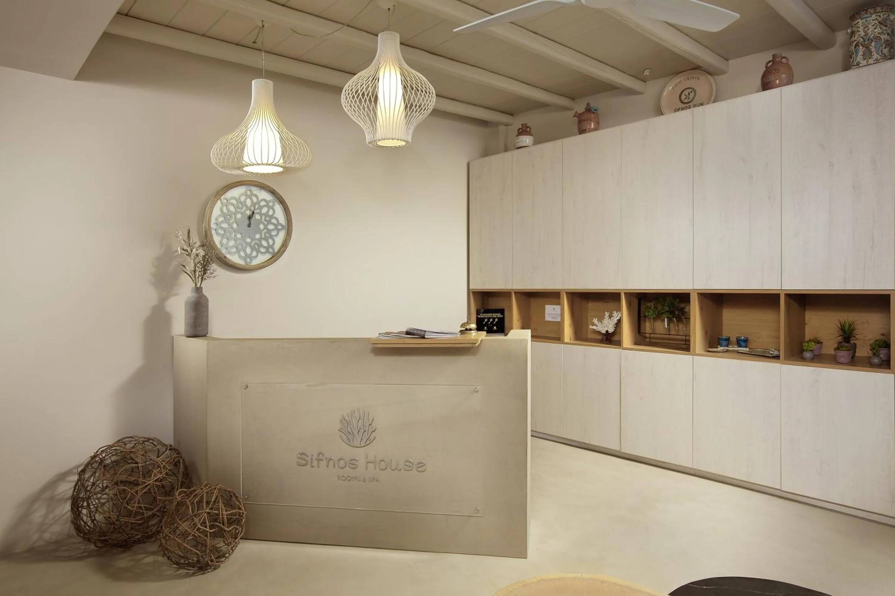 Lobby or reception in Sifnos House - Rooms and SPA