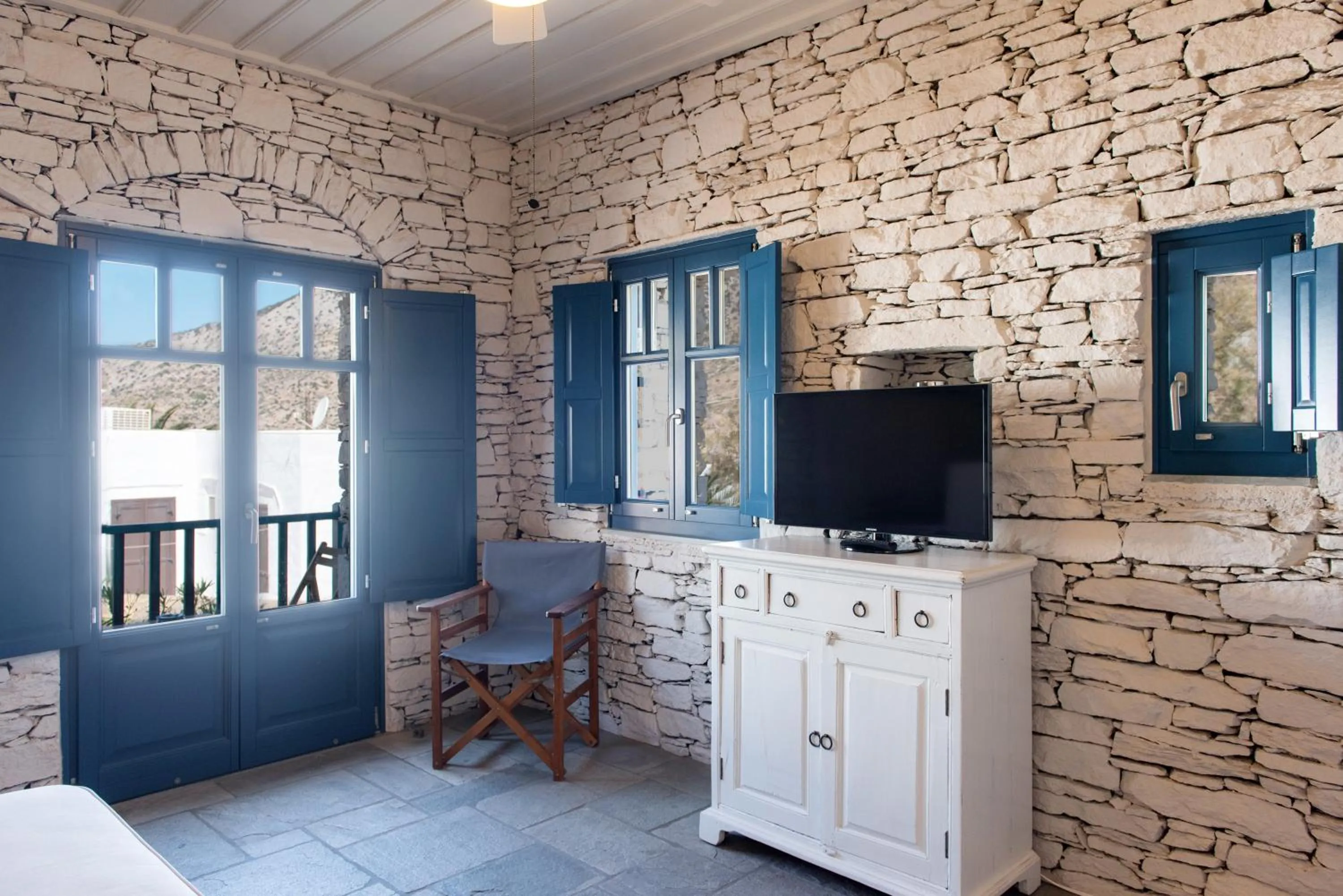 TV and multimedia in Sifnos House - Rooms and SPA