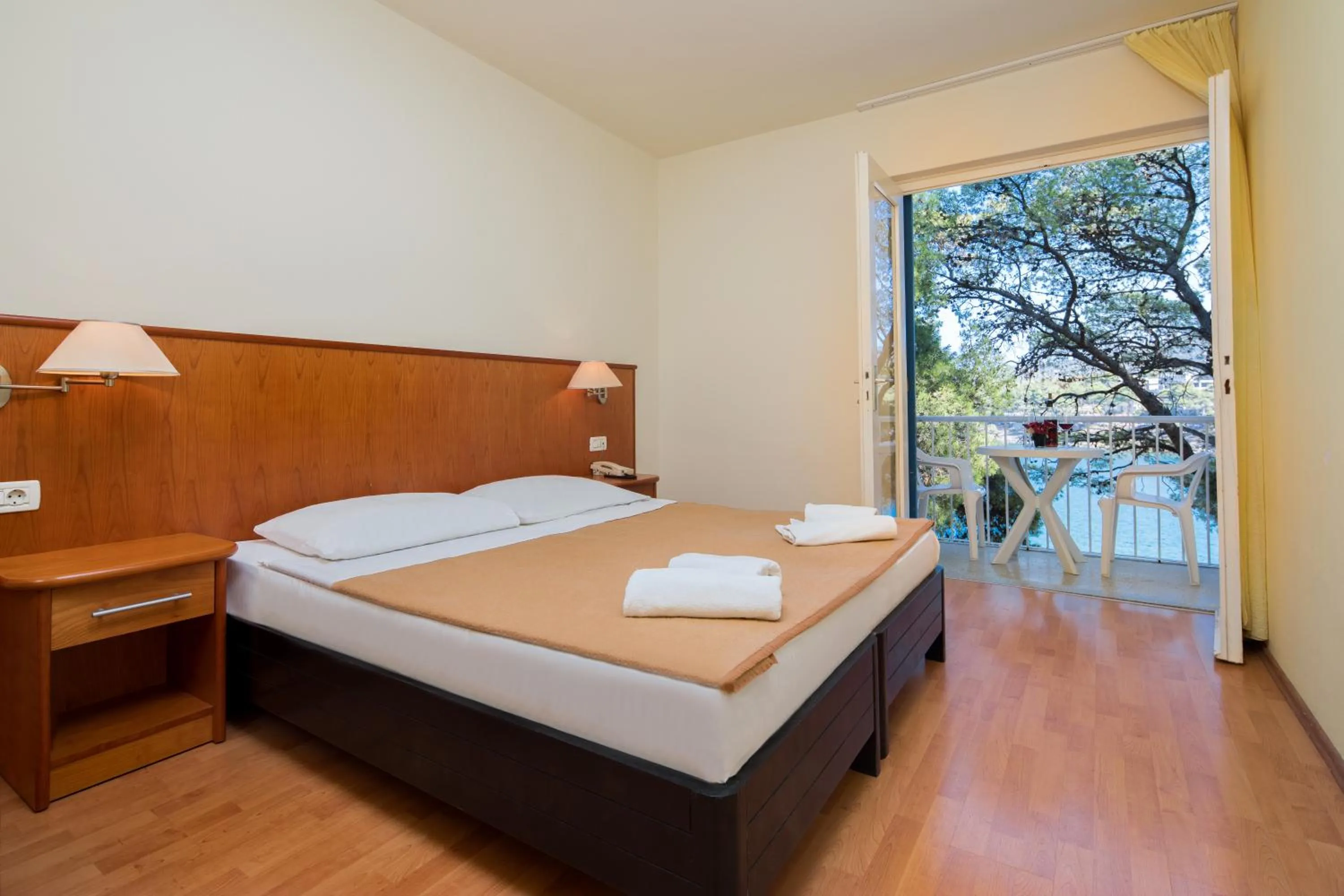 Bedroom, Bed in Fontana Resort