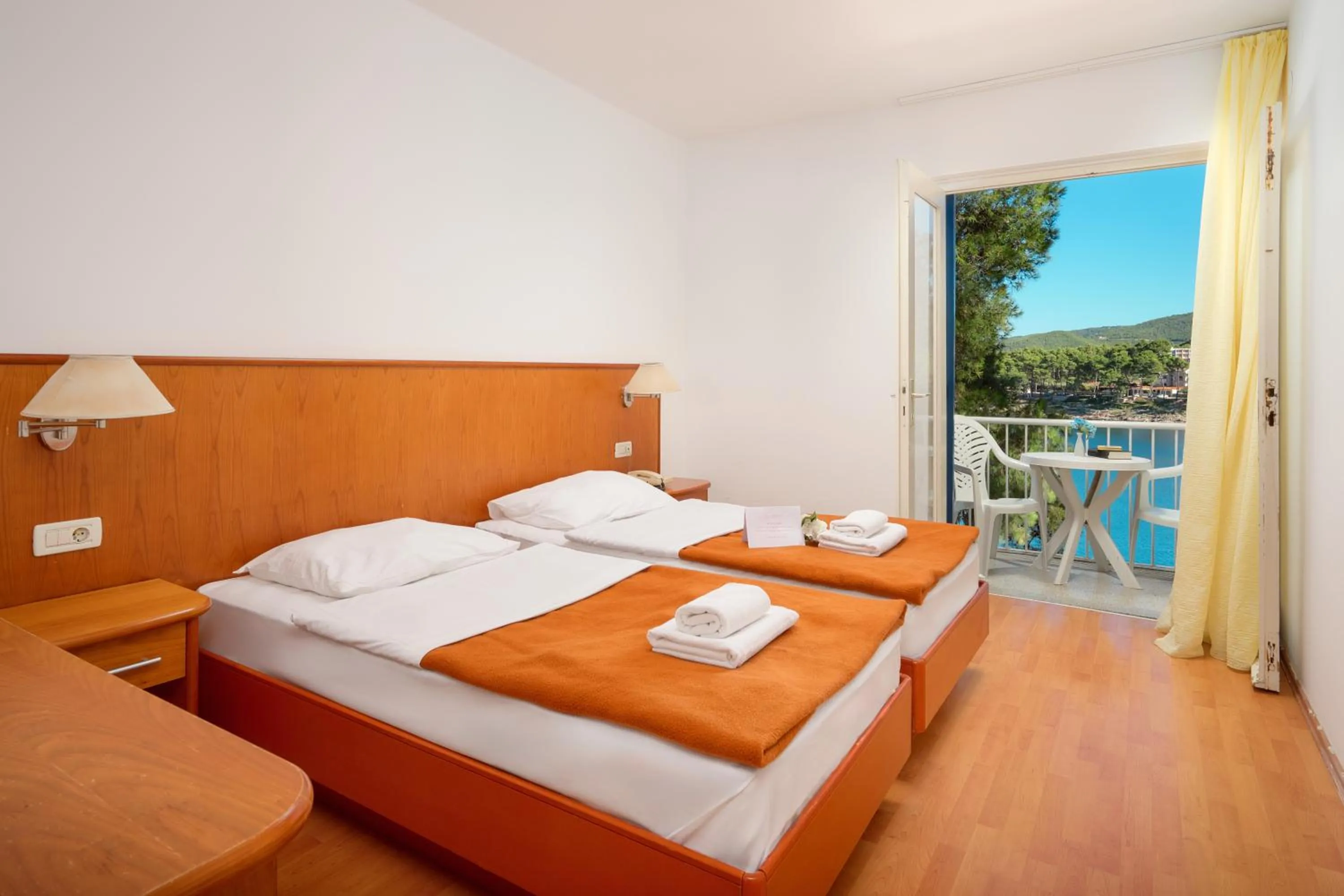 Bedroom, Bed in Fontana Resort