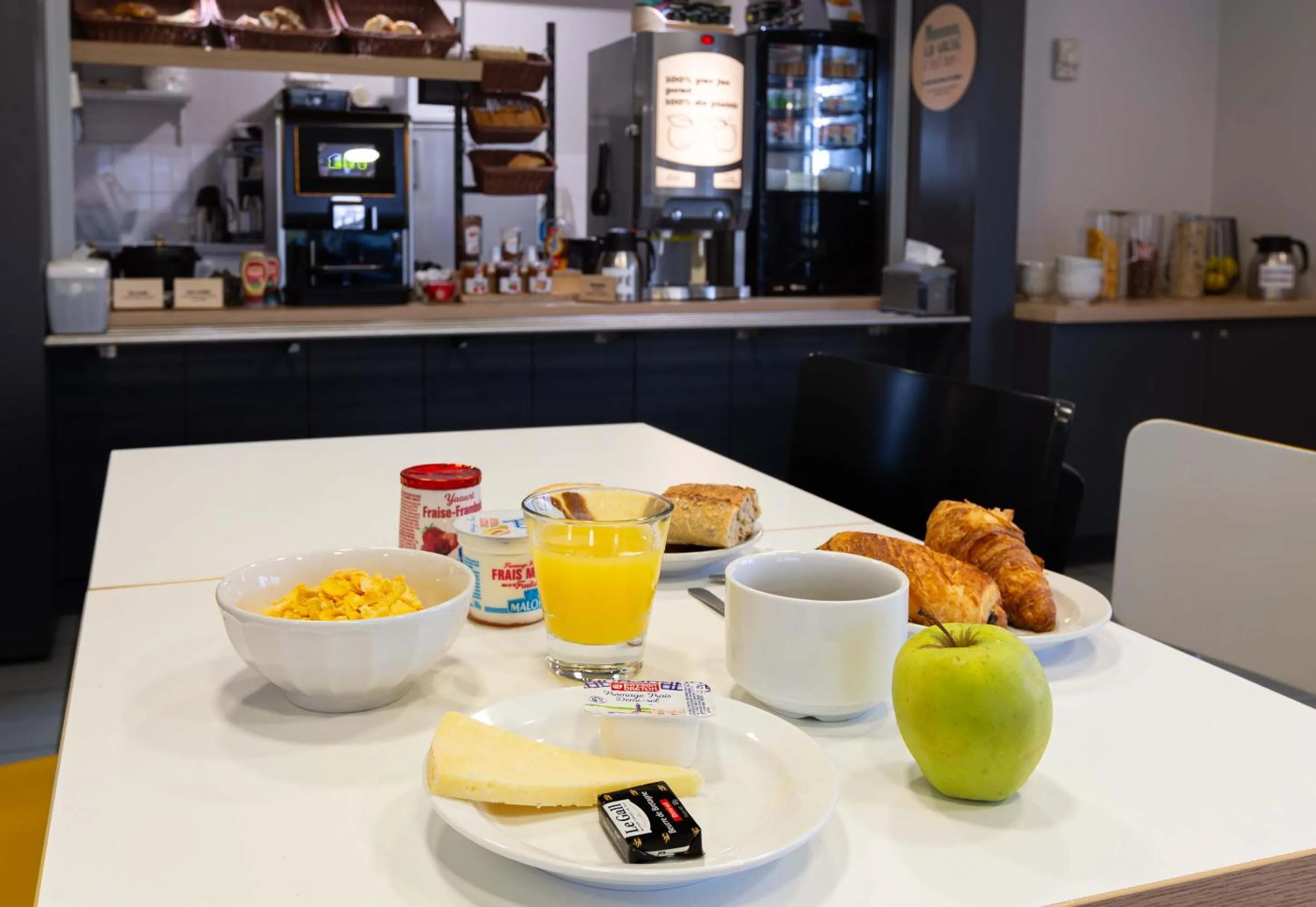 Breakfast in B&B HOTEL Bourges 2