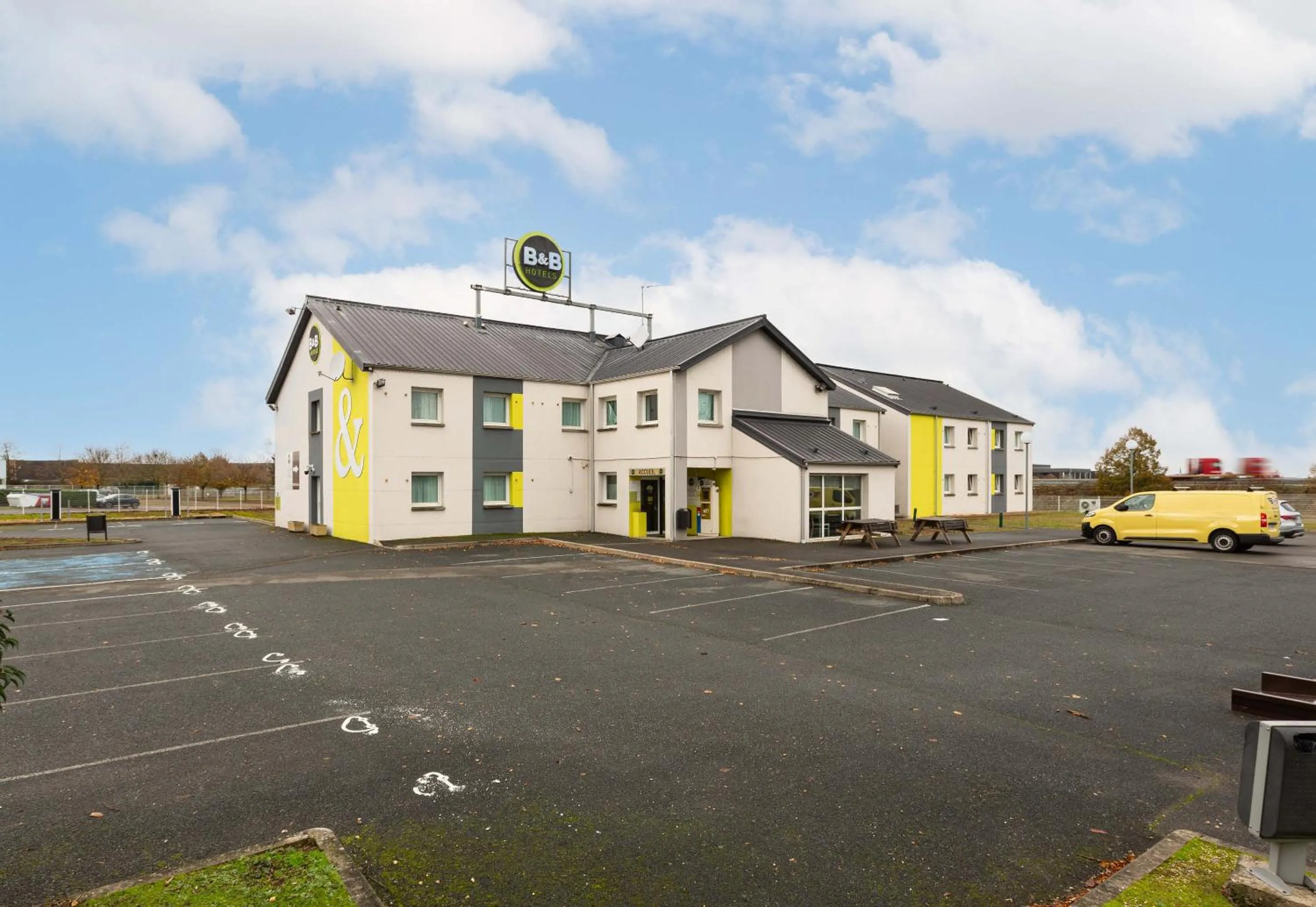 Property building in B&B HOTEL Bourges 2