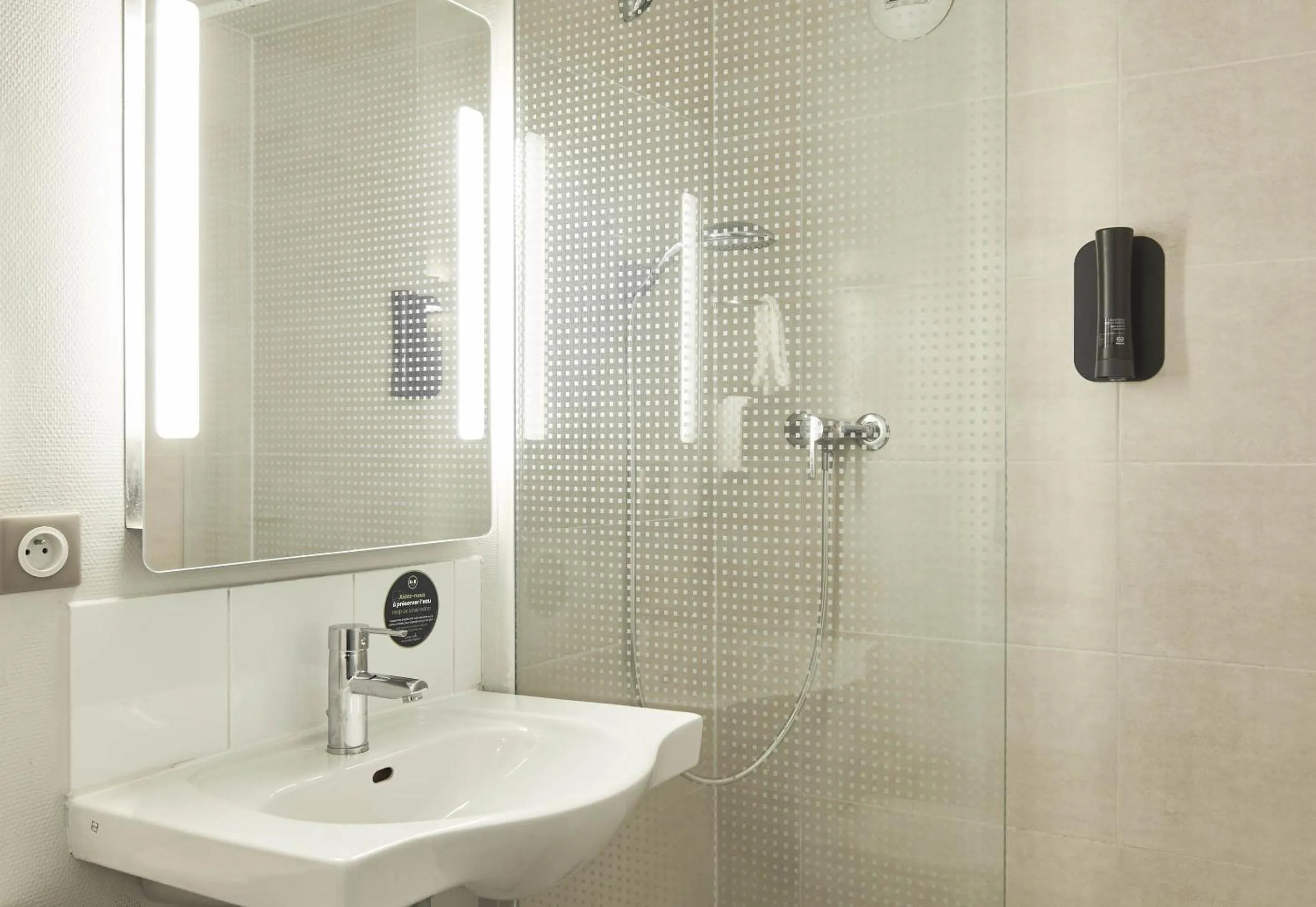 Bathroom in B&B HOTEL La Queue En Brie