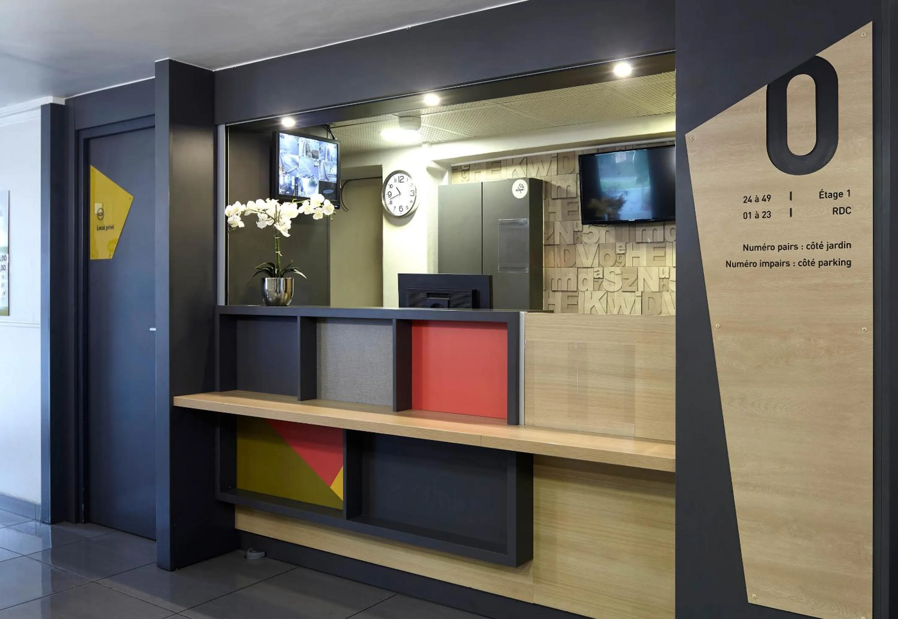 Lobby or reception in B&B HOTEL La Queue En Brie