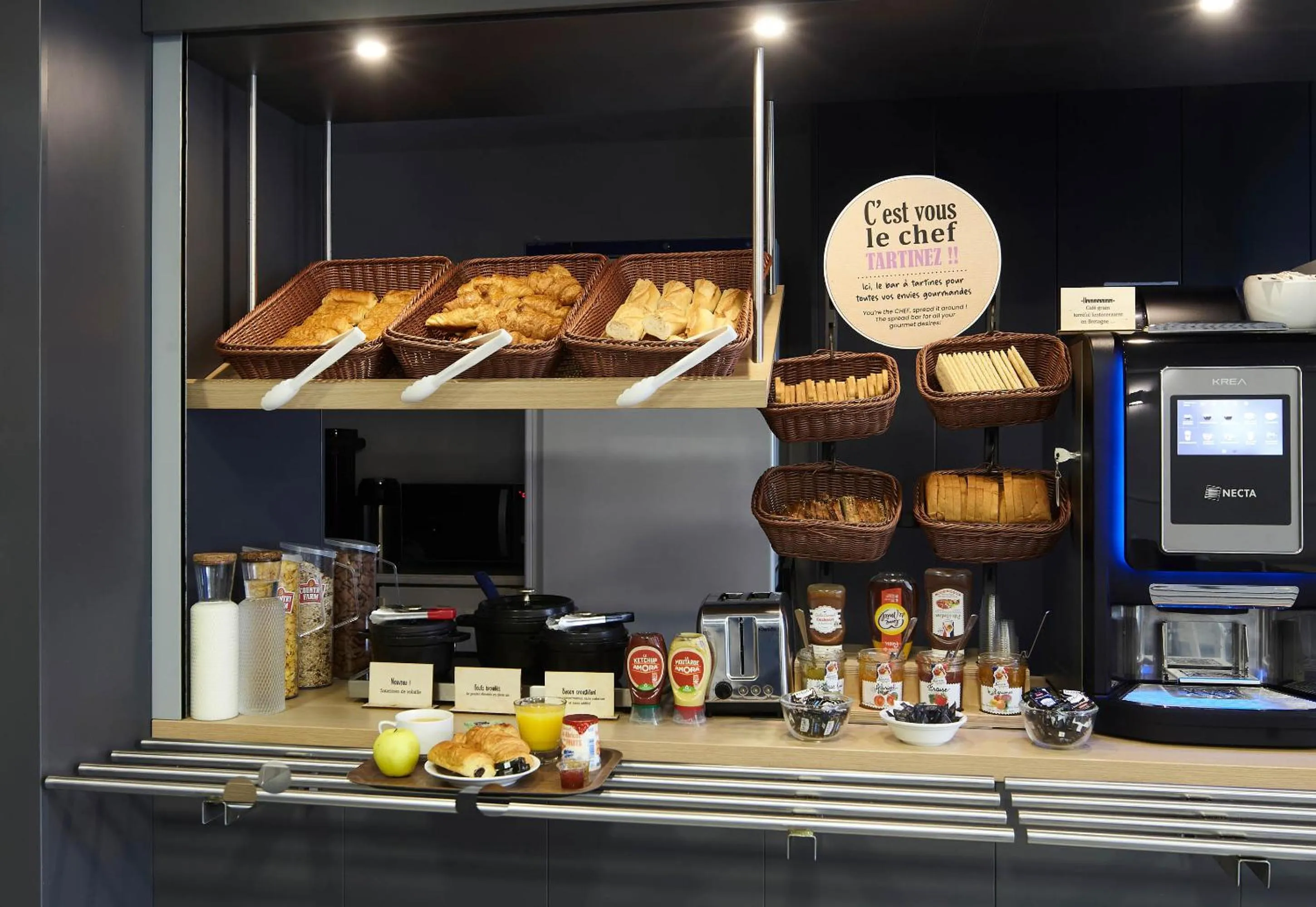 Buffet breakfast in B&B HOTEL La Queue En Brie