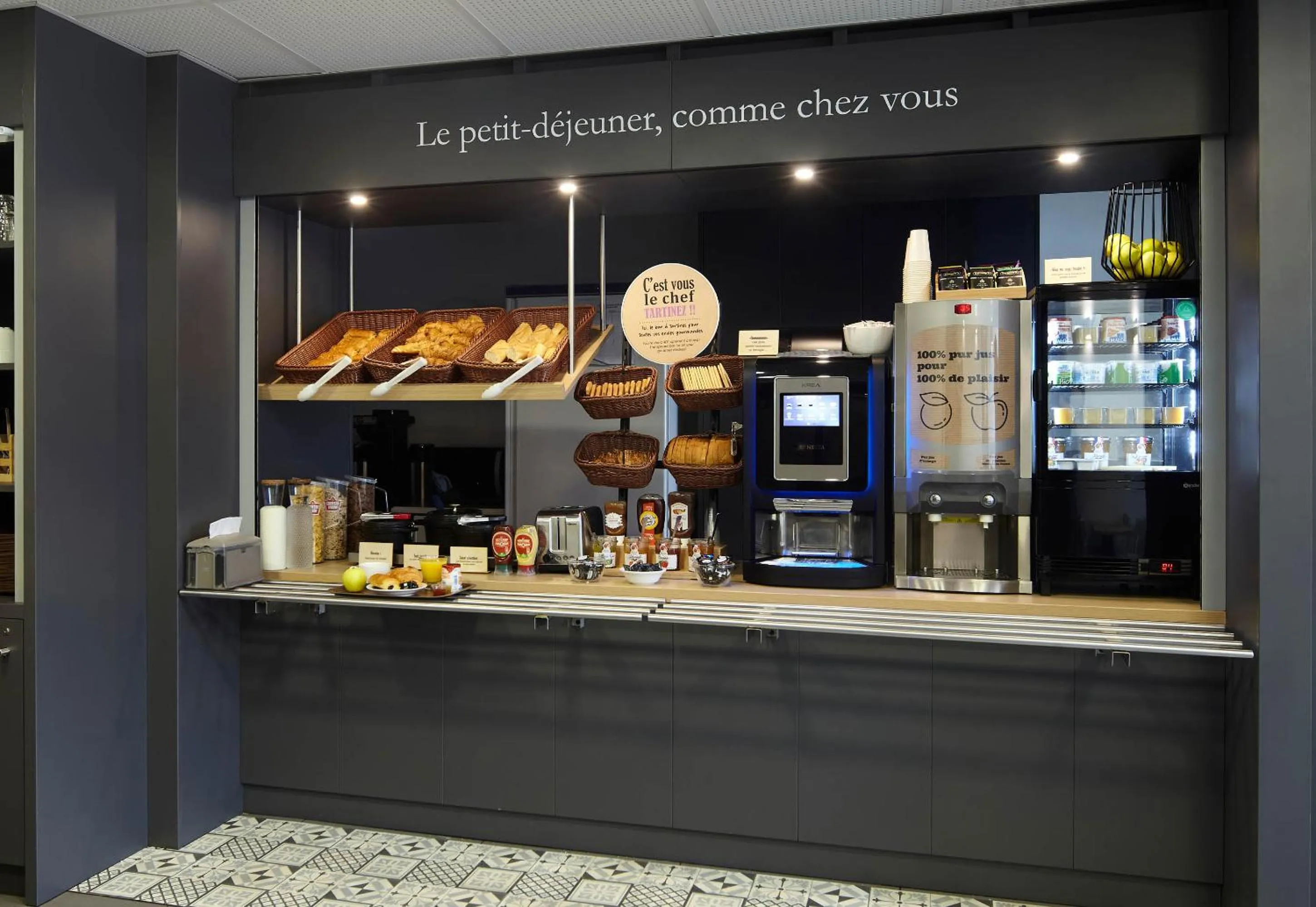 Breakfast in B&B HOTEL La Queue En Brie