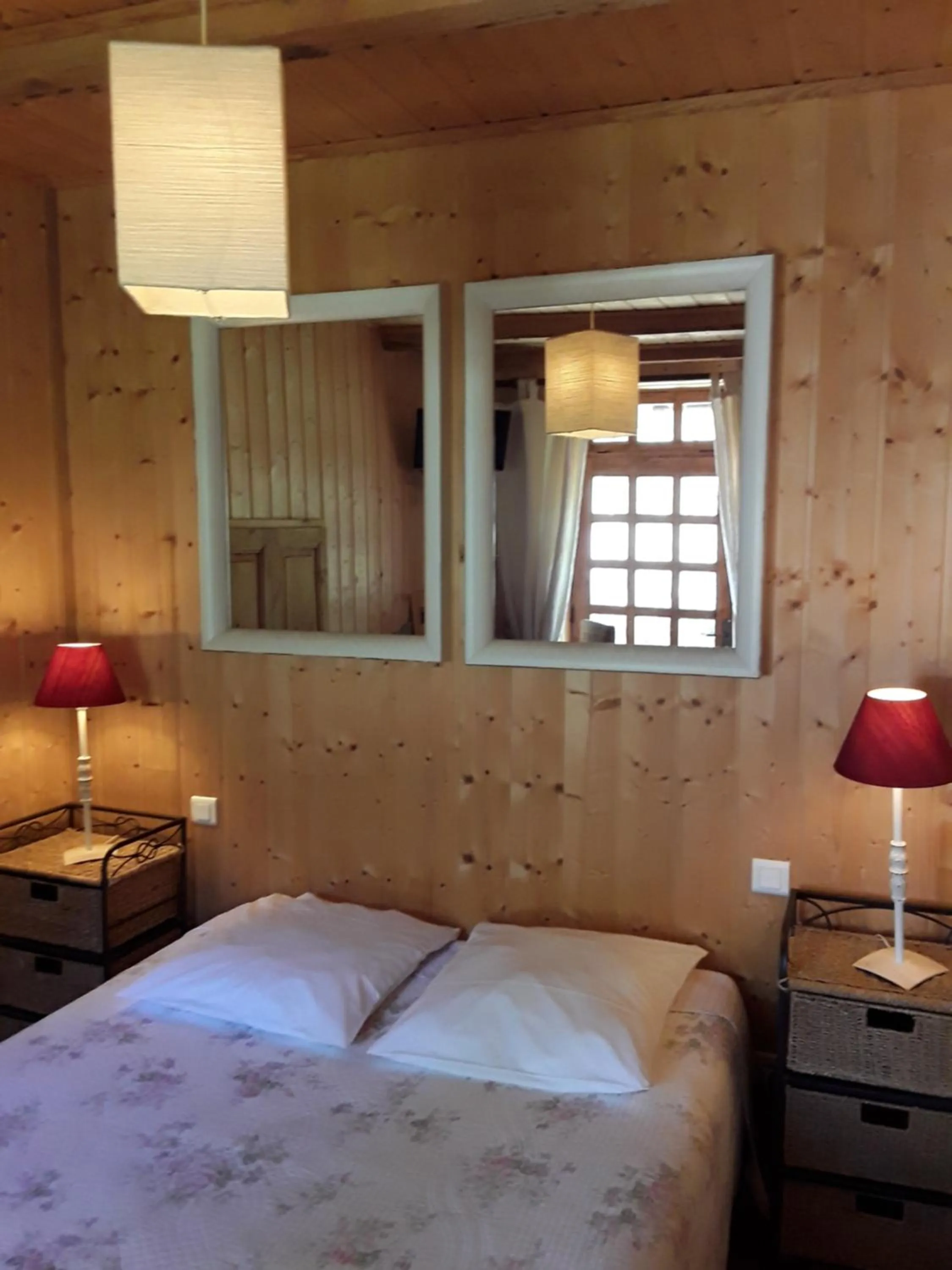 Bed in L'AUBERGE CHEZ LEON