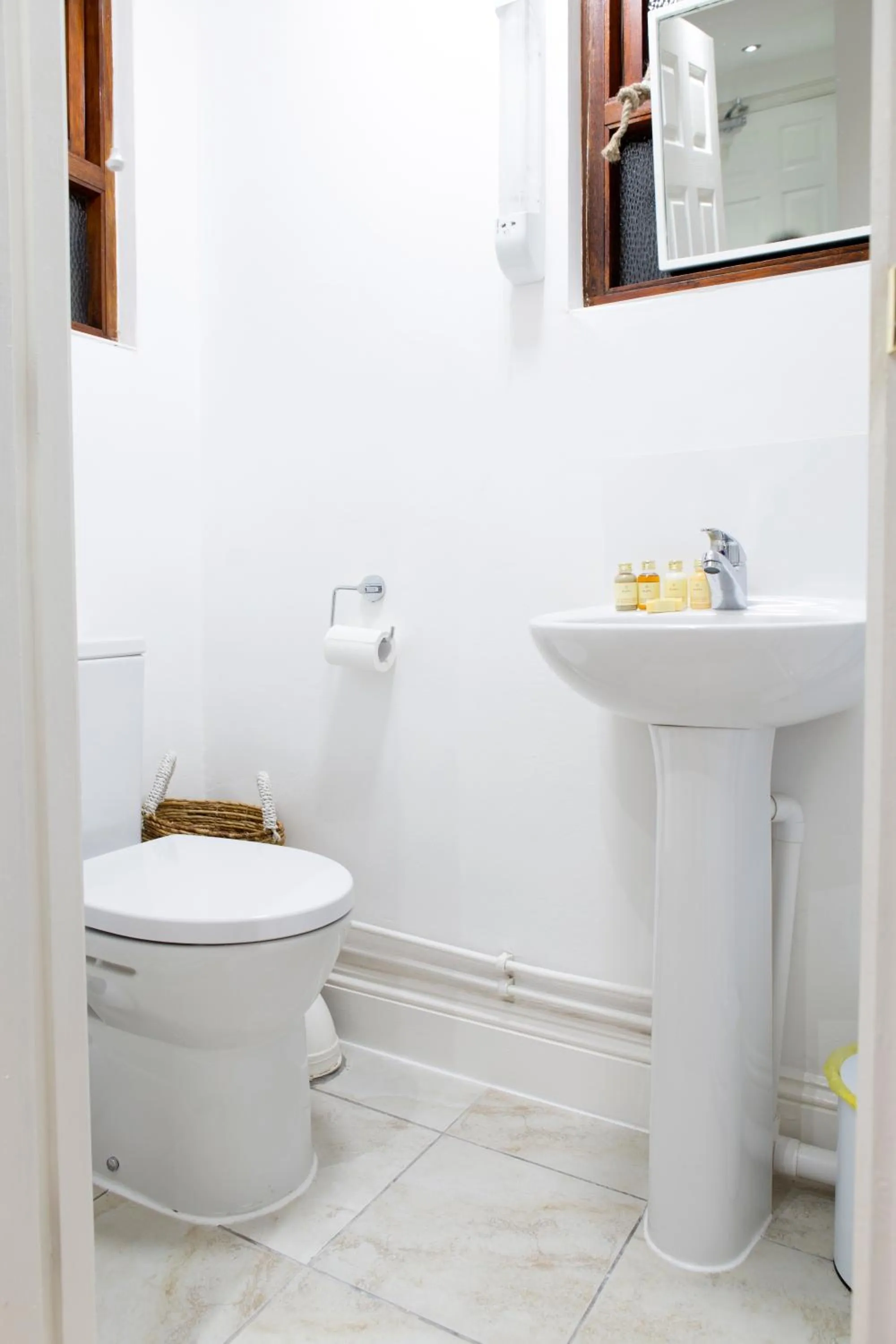 Bathroom in Cambridge City Rooms by Paymán Club