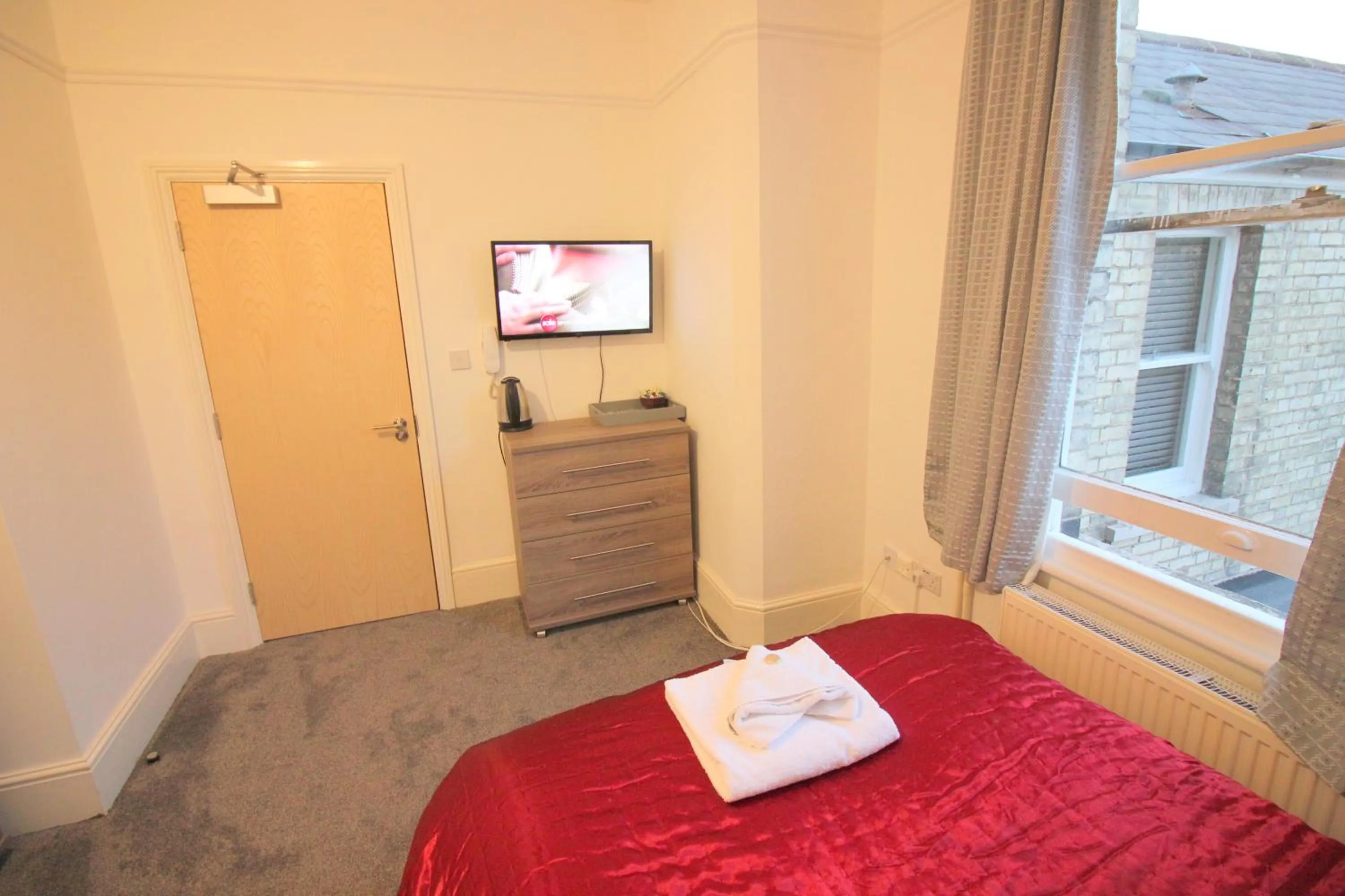 Bed in Cambridge City Rooms by Paymán Club