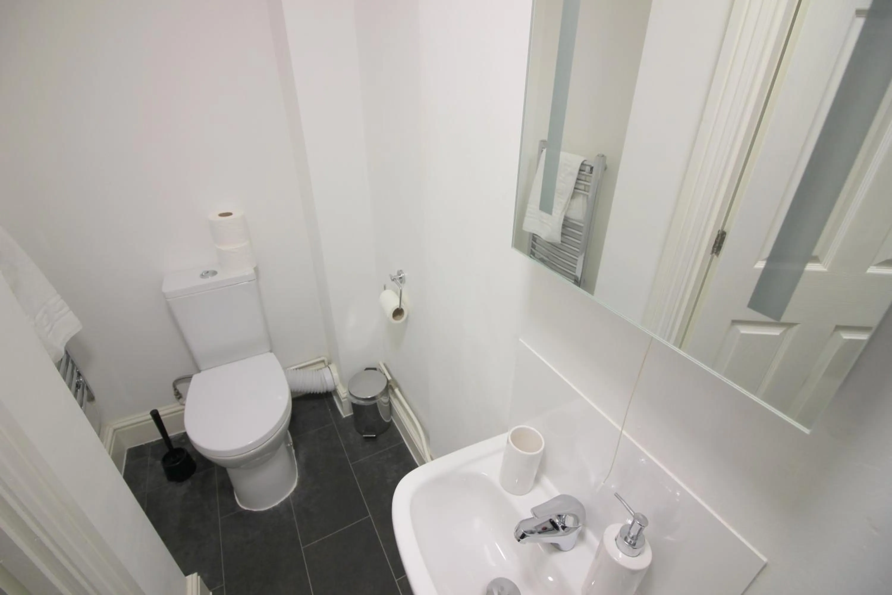 Bathroom in Cambridge City Rooms by Paymán Club