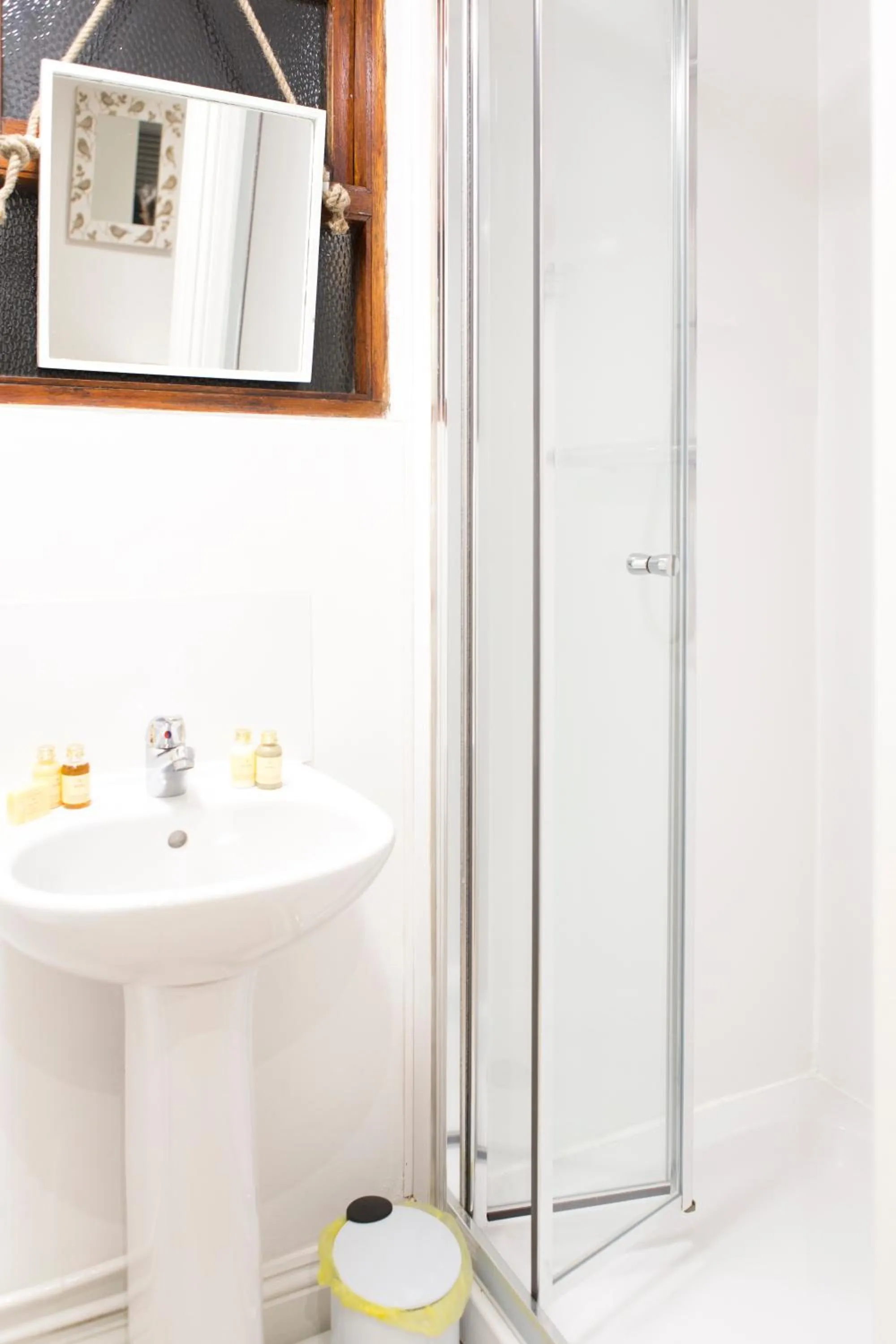 Bathroom in Cambridge City Rooms by Paymán Club