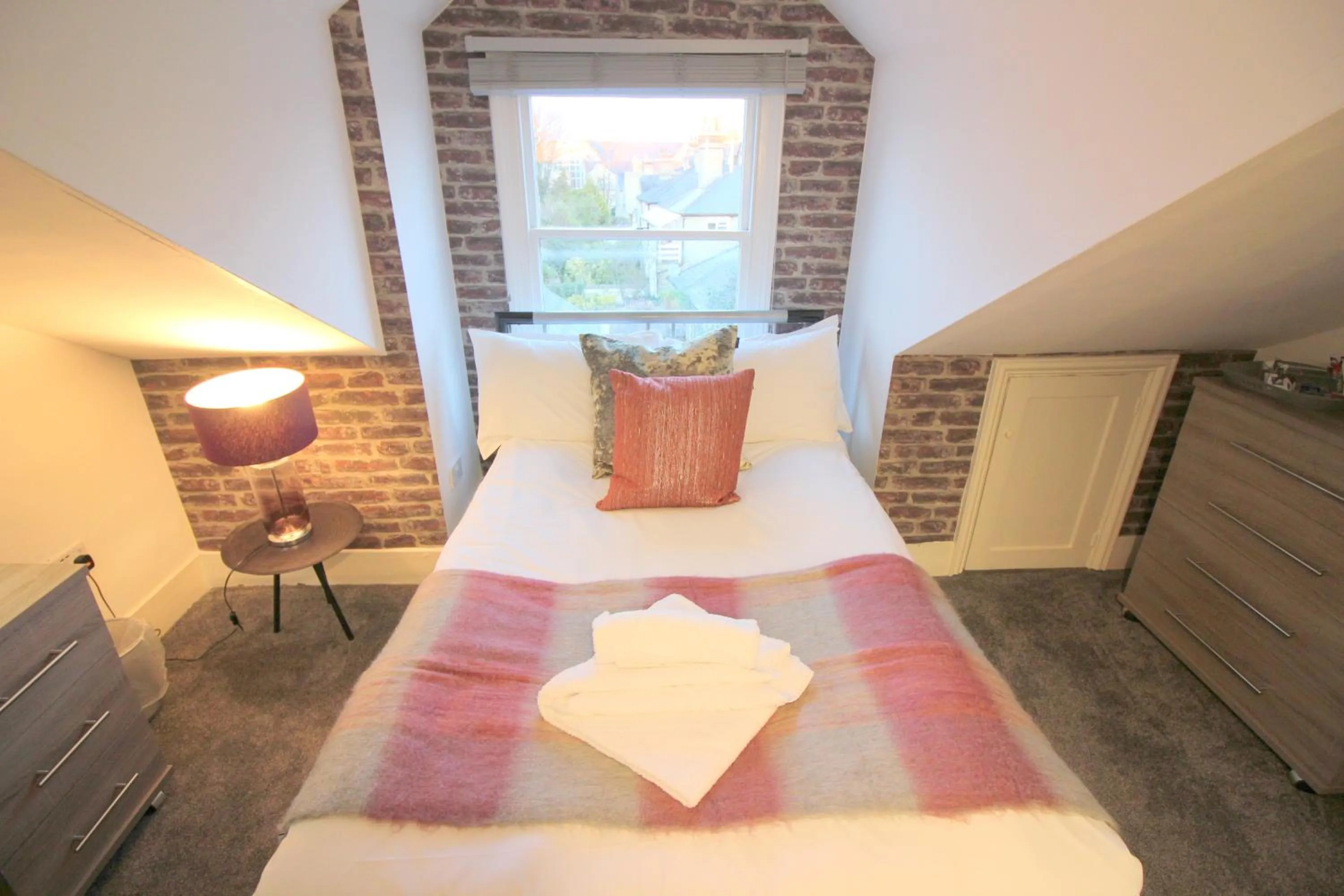 Bed in Cambridge City Rooms by Paymán Club