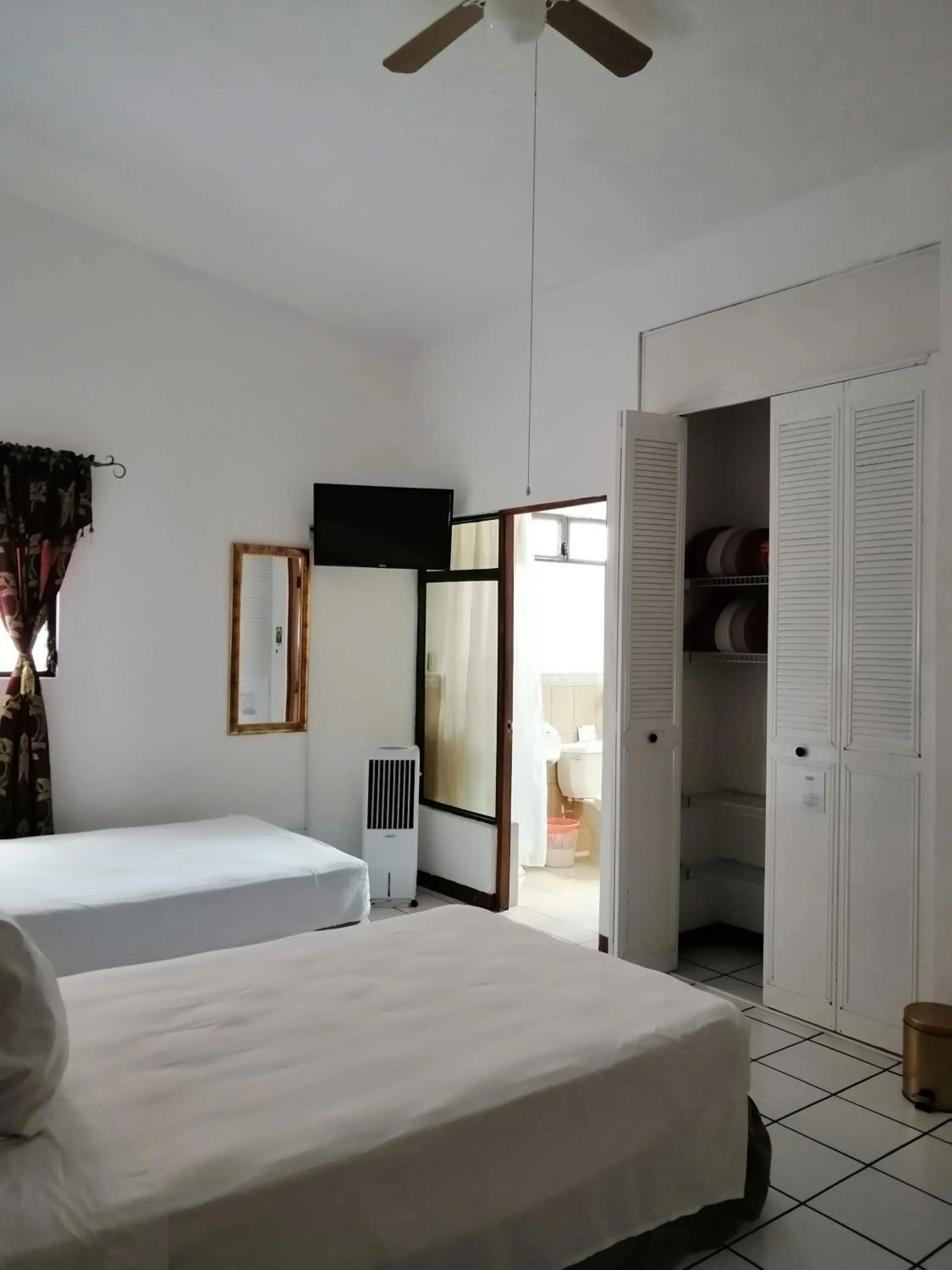 Triple Room with Private Bathroom - single occupancy in Novohostal B&B