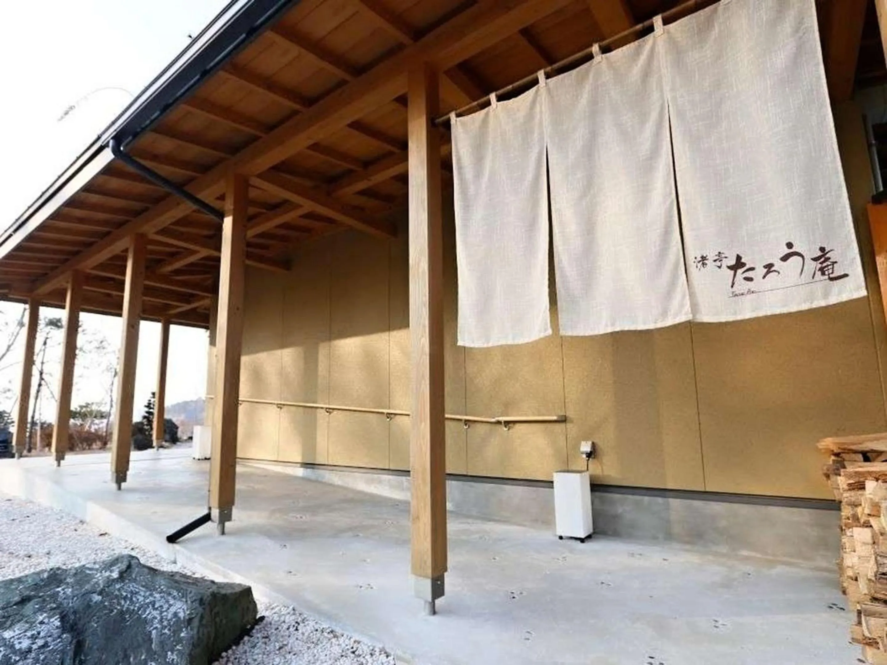 Facade/entrance in Nagisatei Taroan