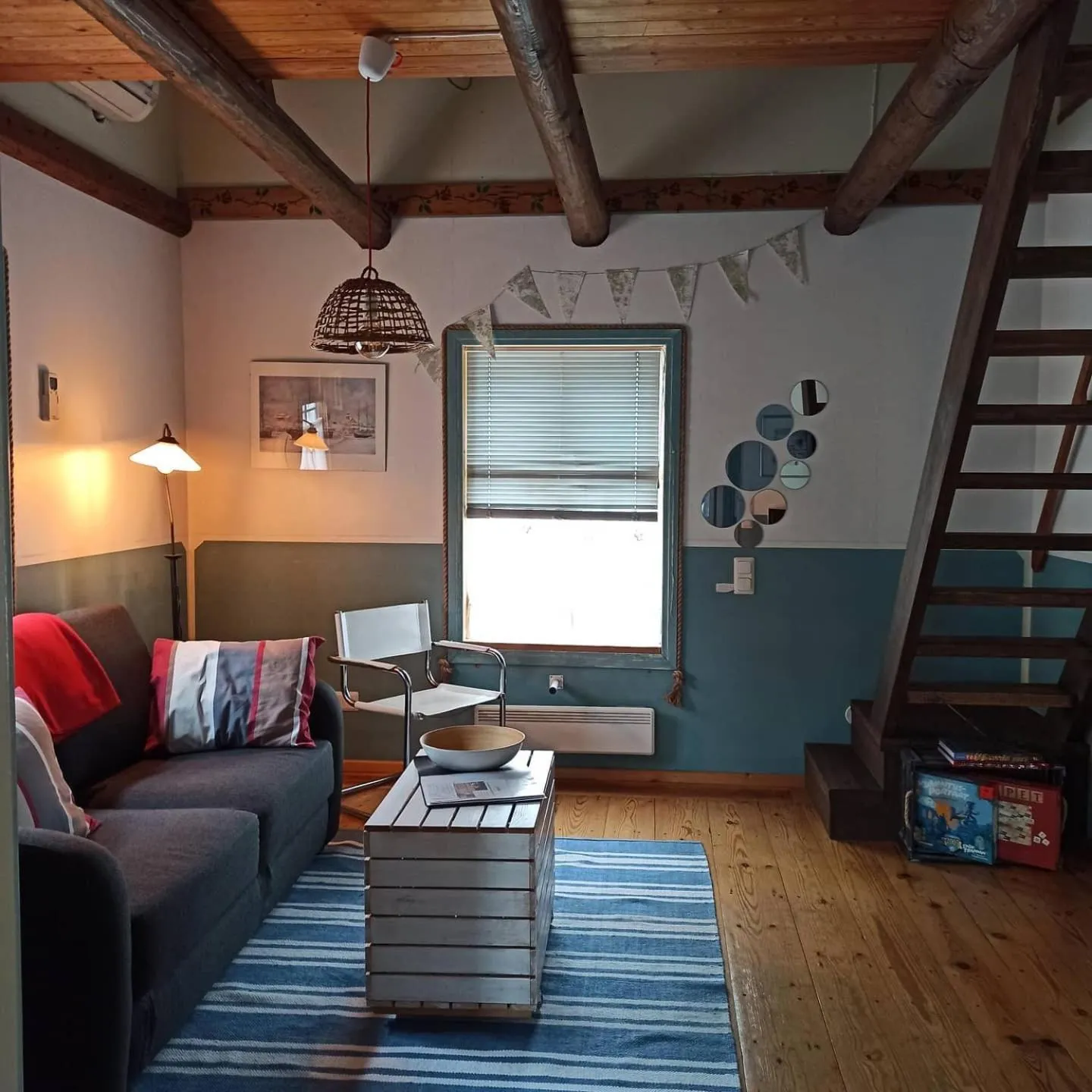 Seating area in Kirkkokadun Amanda ja Olga