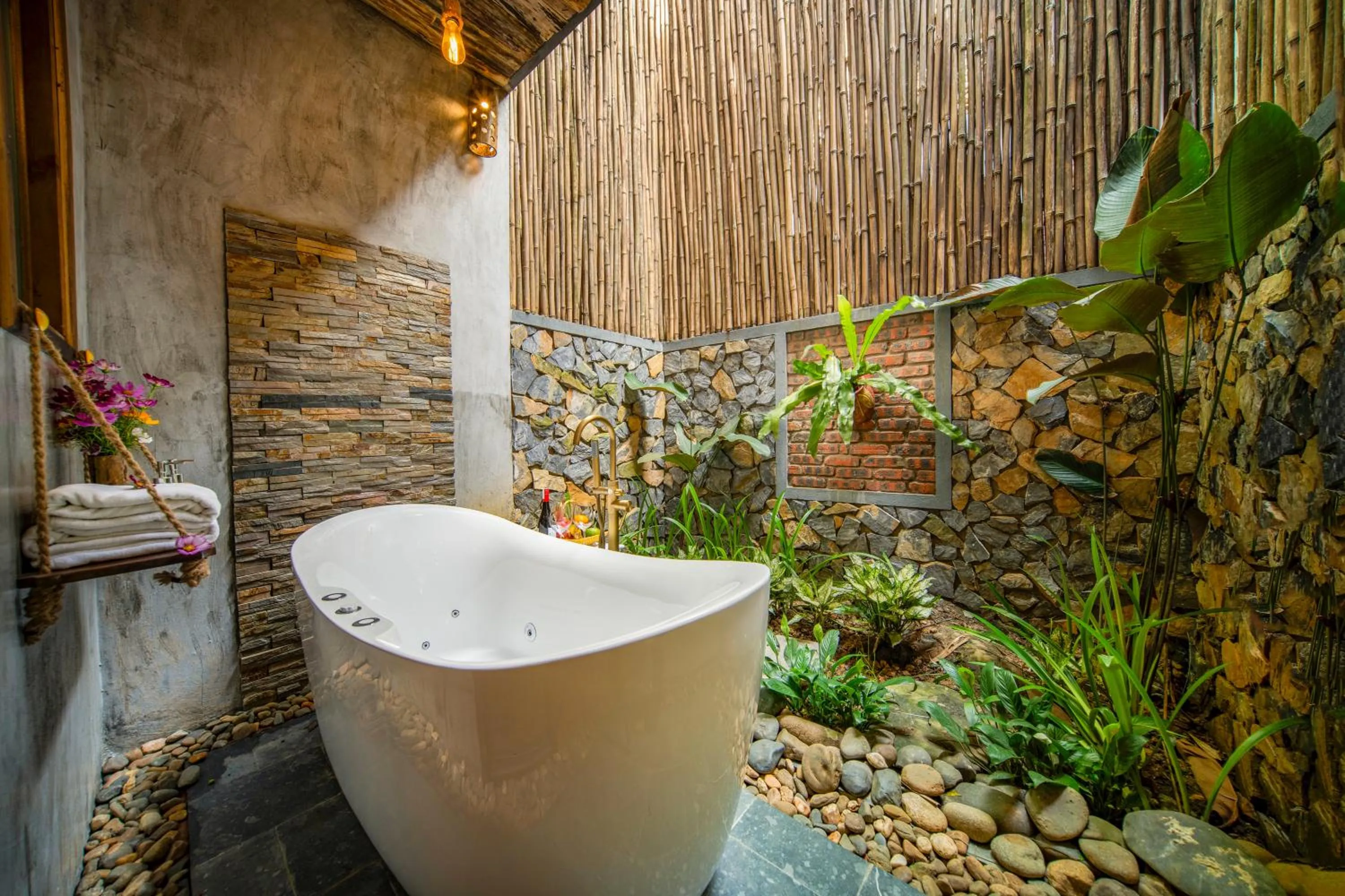 Hot Tub in Puluong Retreat