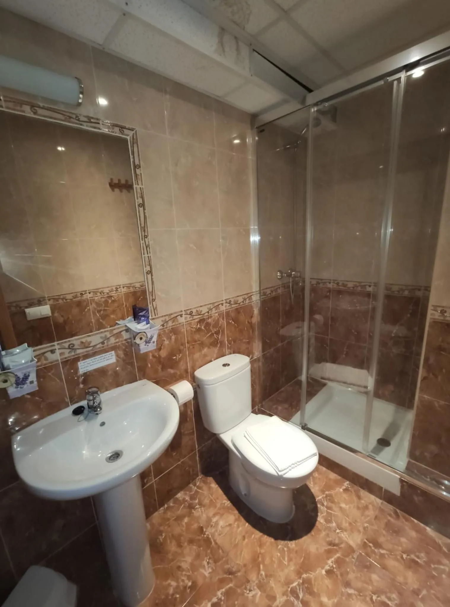 Shower in Hostal El Bodegon