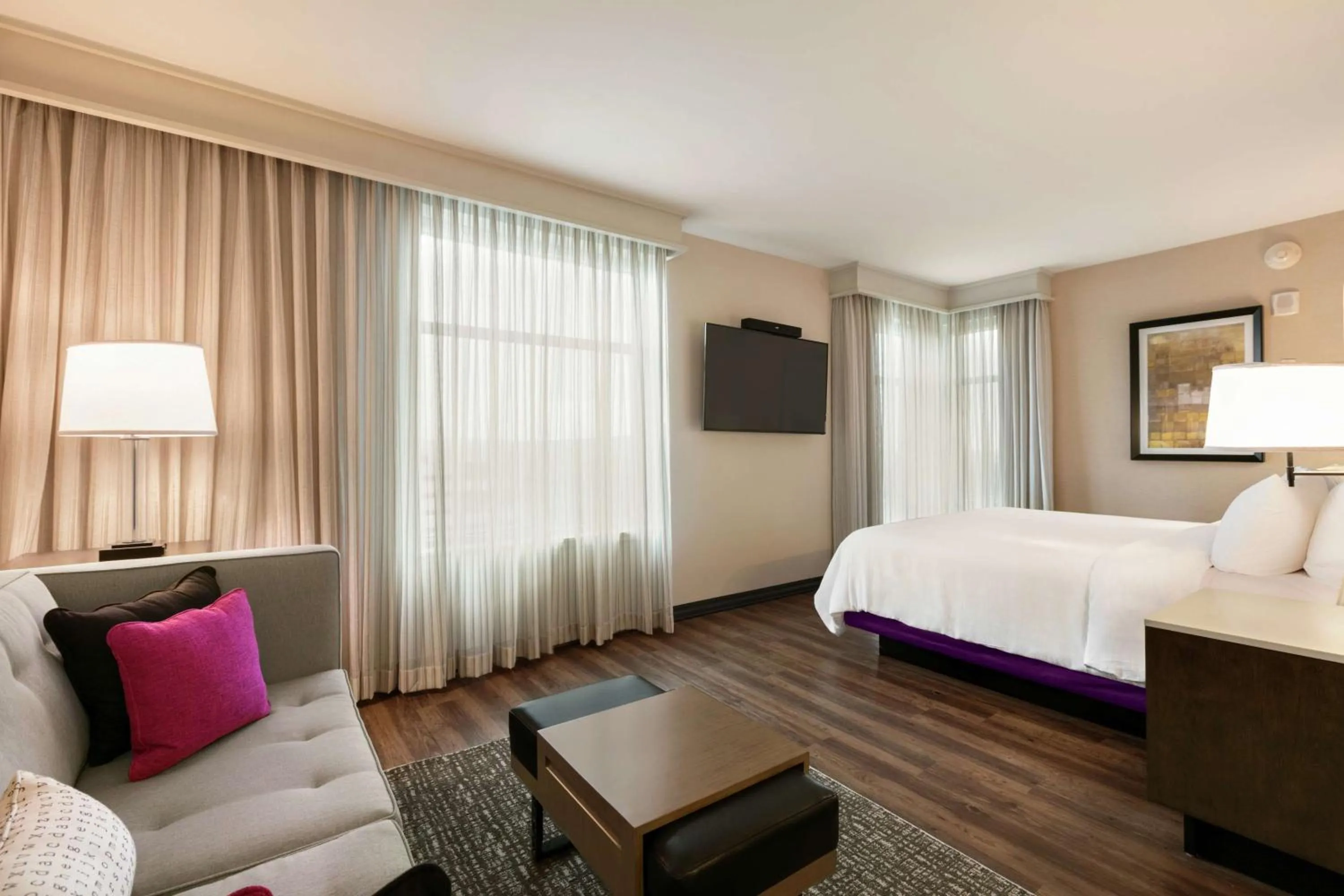 Bedroom, Bed in Embassy Suites By Hilton Berkeley Heights