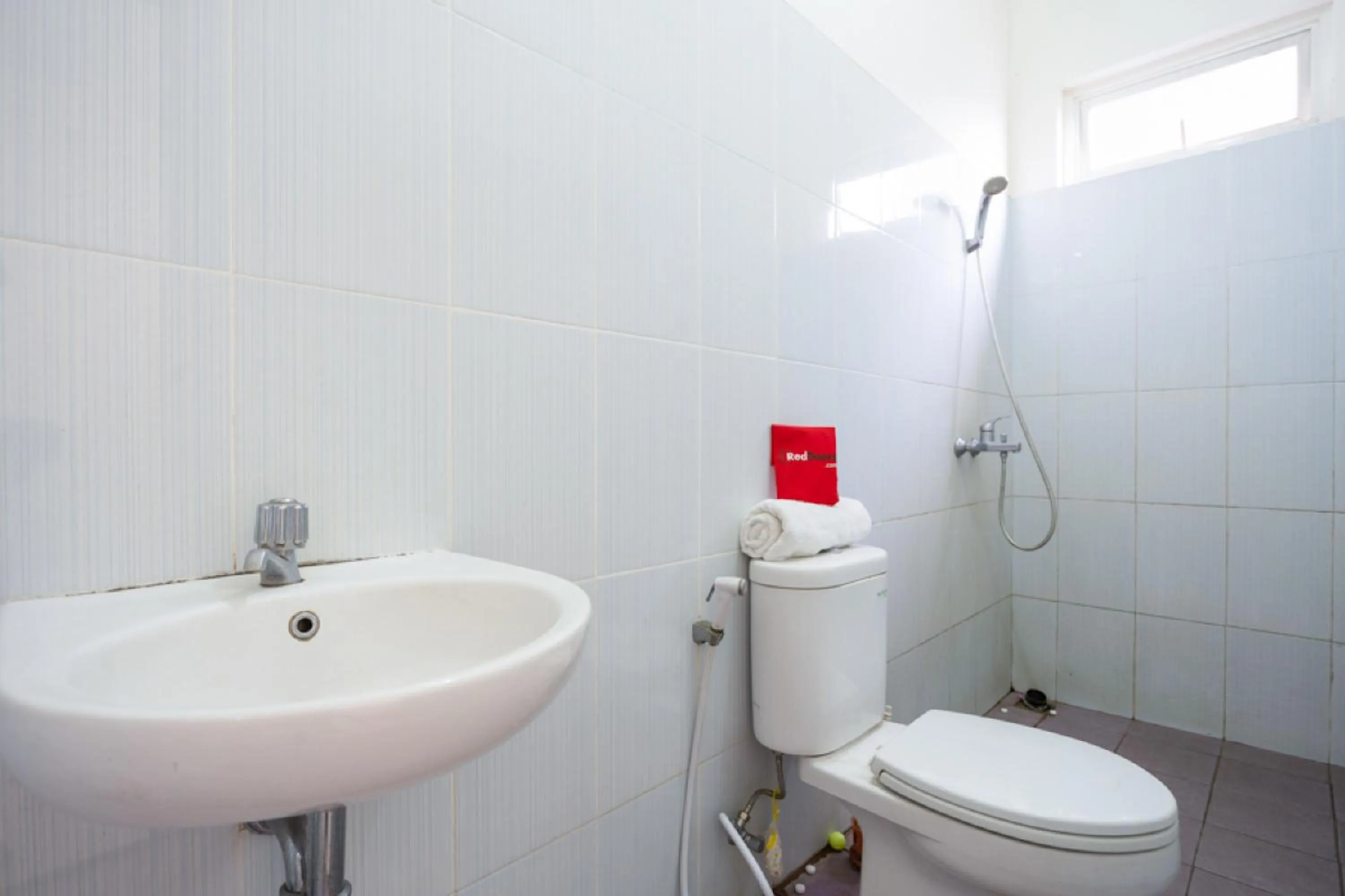 Bathroom in RedDoorz Plus near Siloam Karawaci