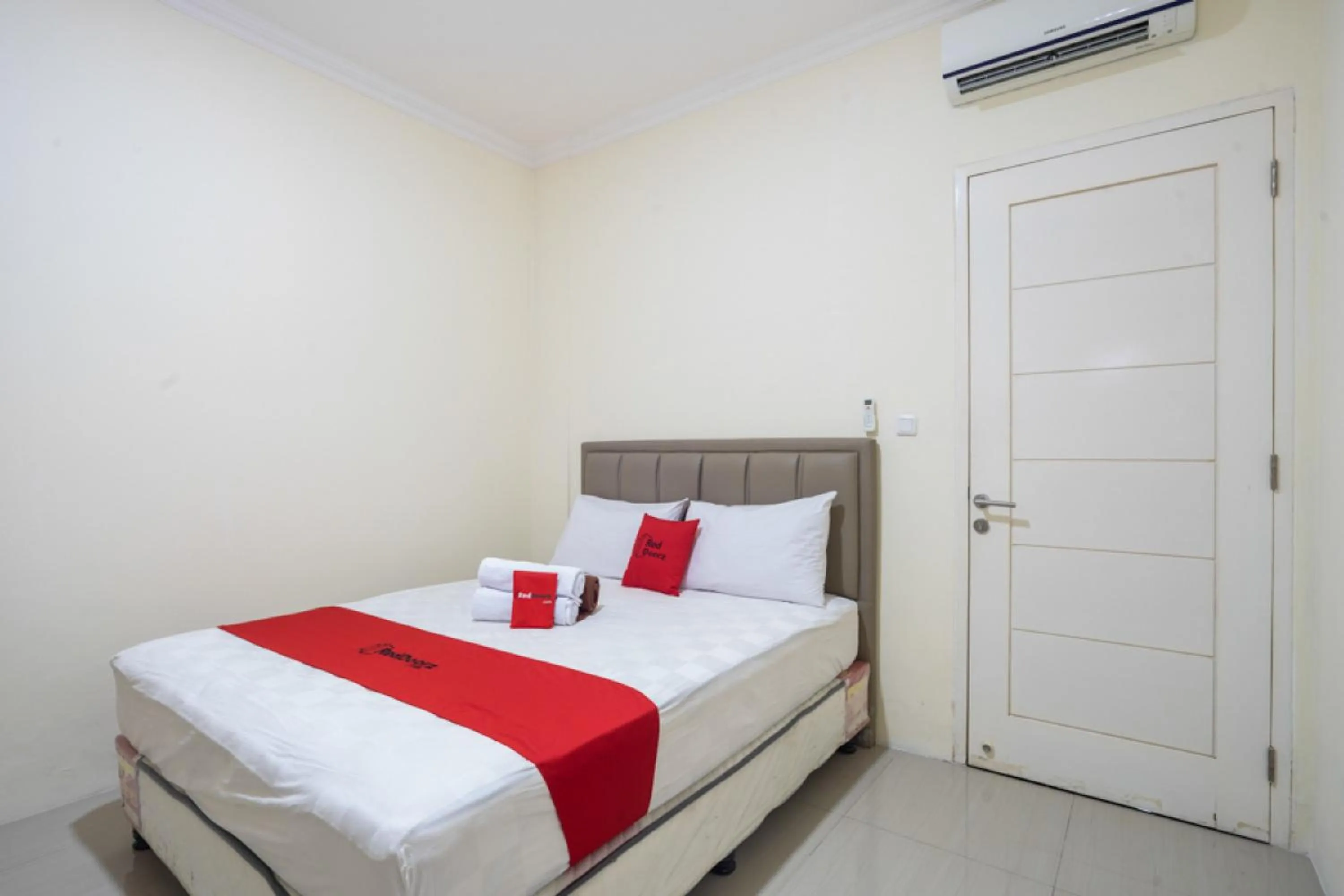 Bedroom, Bed in RedDoorz Plus near Siloam Karawaci