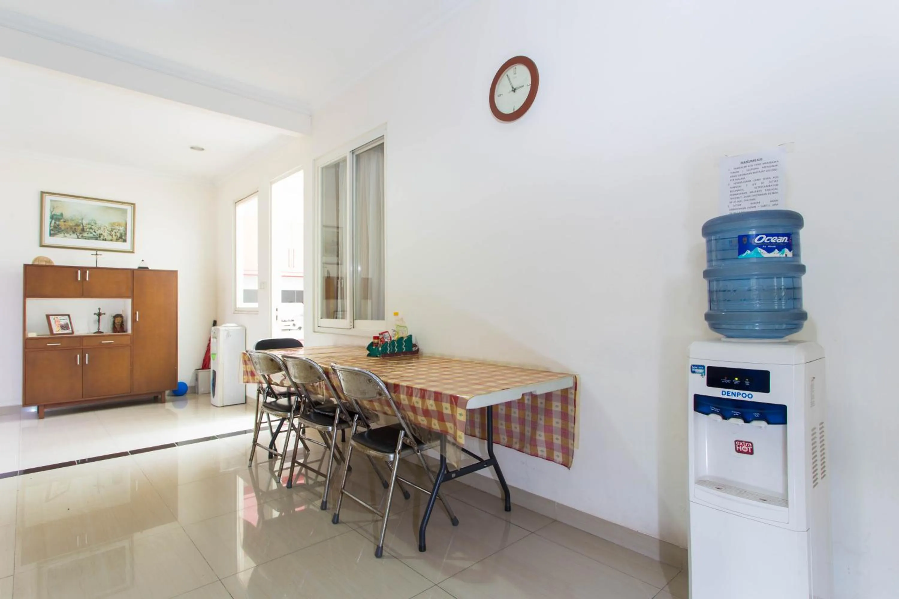 Communal kitchen in RedDoorz Plus near Siloam Karawaci