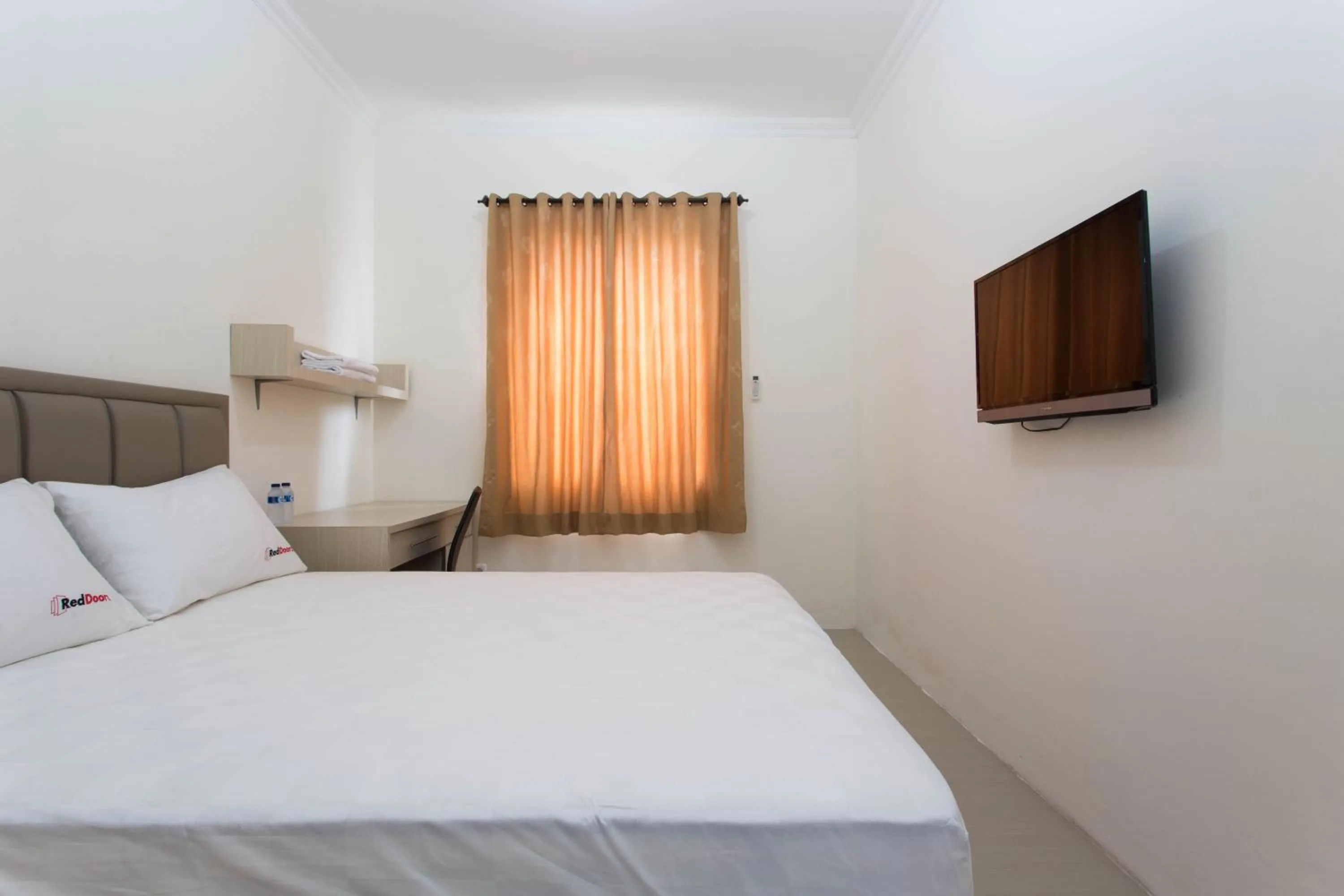 Bedroom, Bed in RedDoorz Plus near Siloam Karawaci