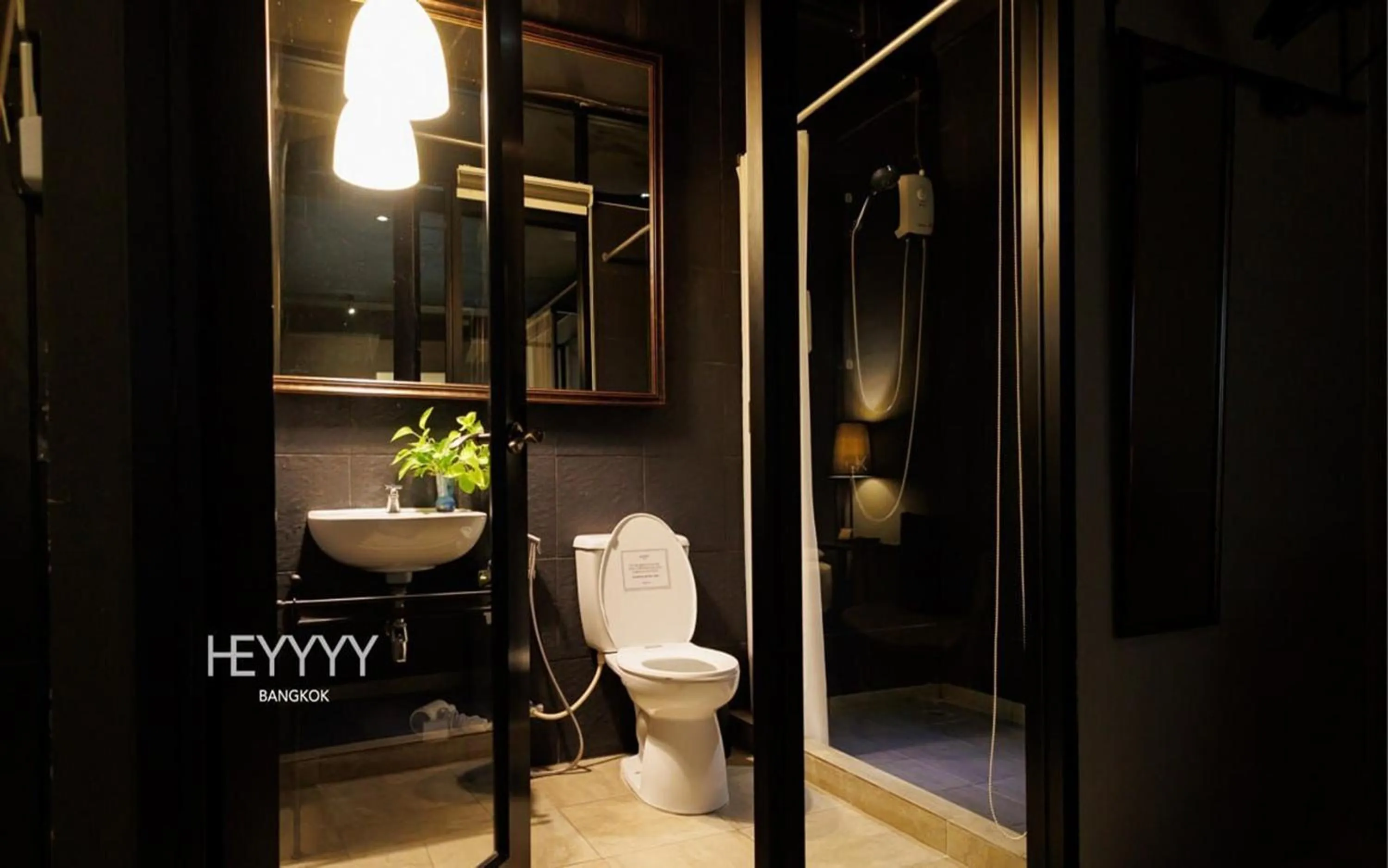 Bathroom in Heyyyy Bangkok