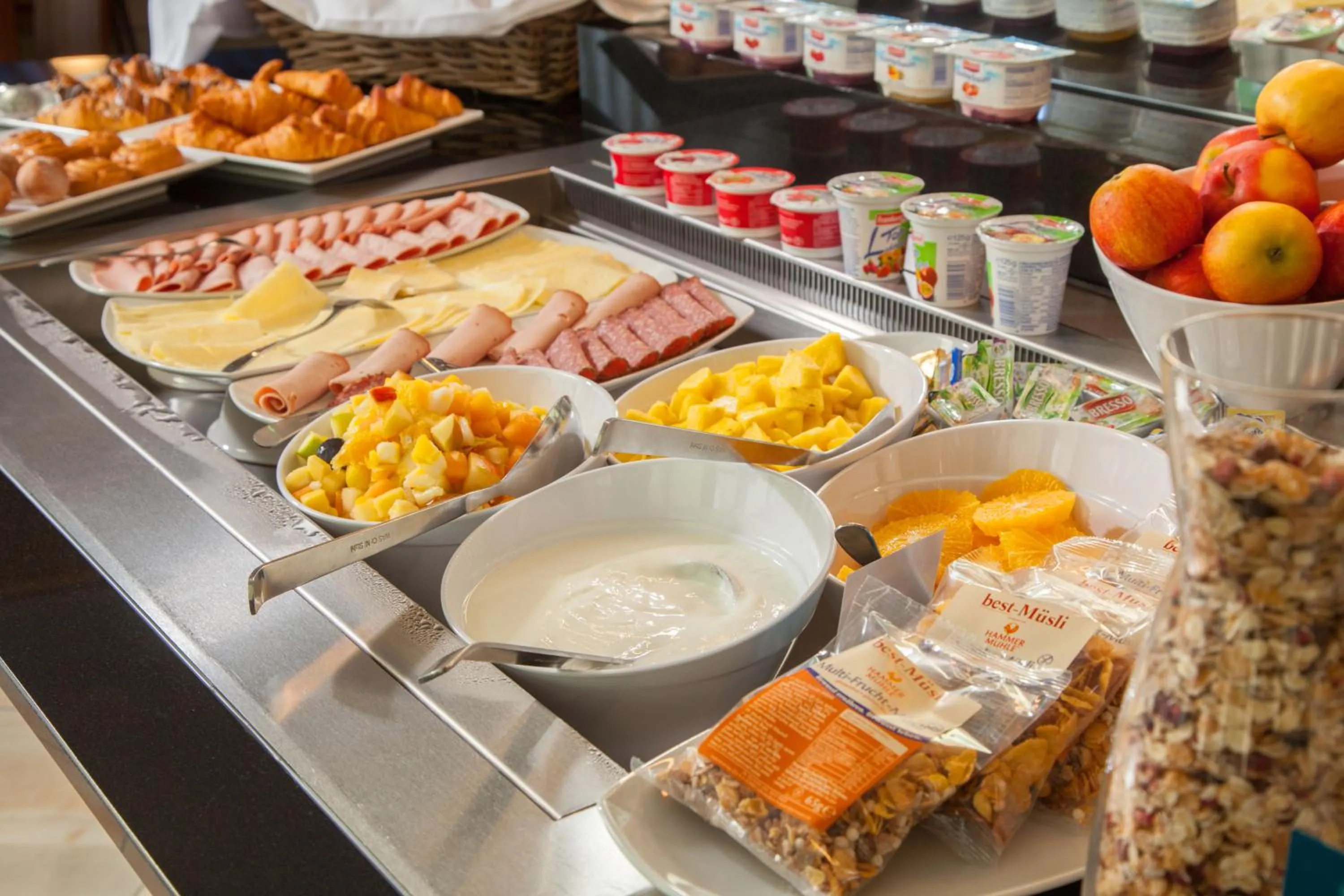 Buffet breakfast in Victory Gästehaus Therme Erding