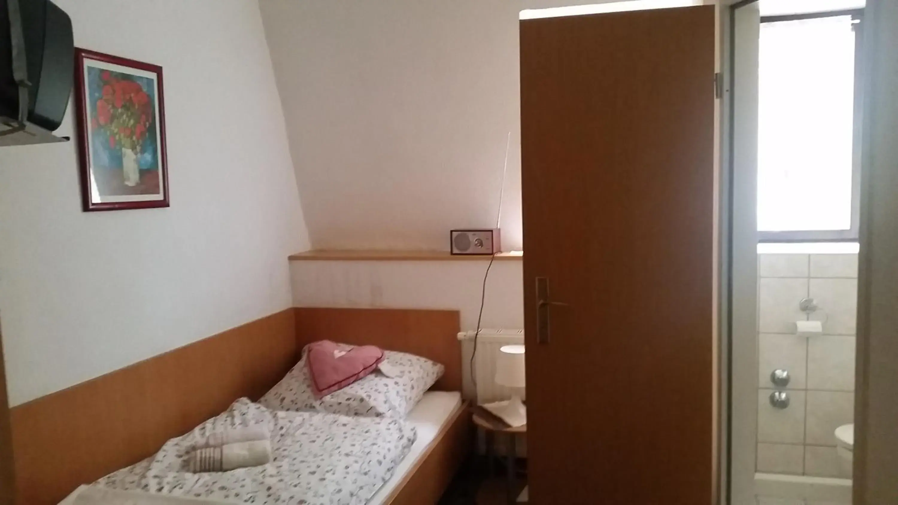 Single Room with Shower - single occupancy in Pension und Restaurant Die Burg Single Room with Shower - single occupancy in Pension und Restaurant Die Burg