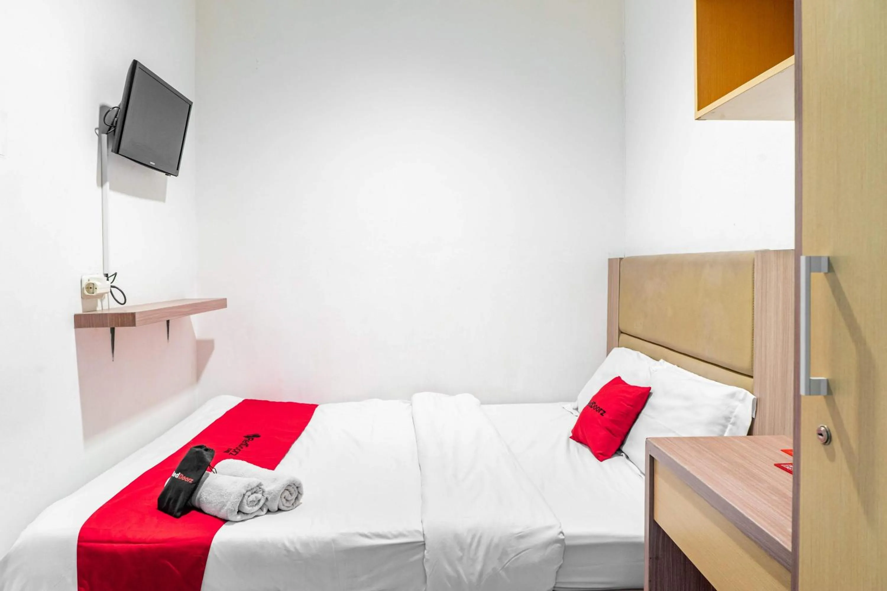 Double Room in RedDoorz @ Kebon Kacang