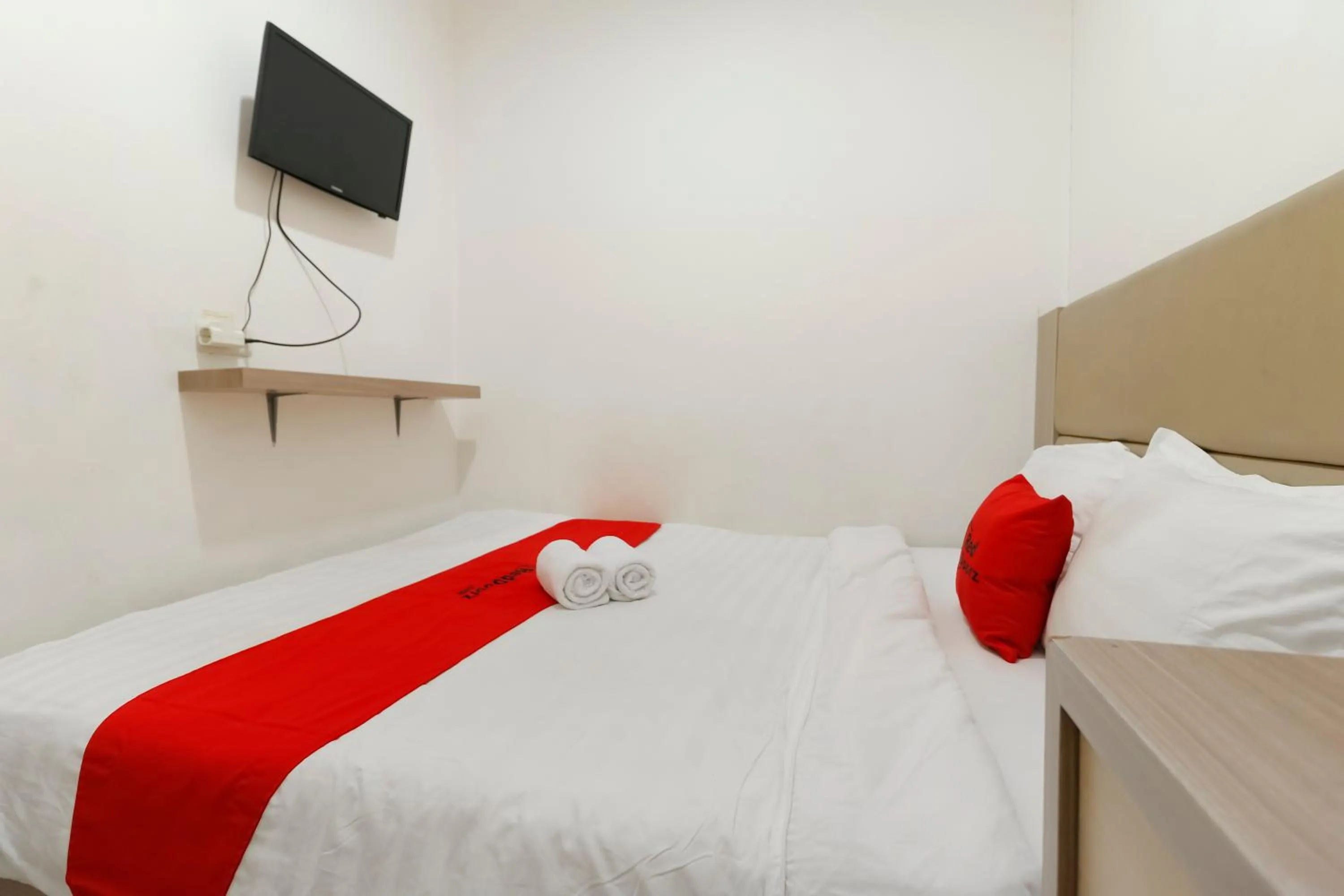 Bedroom, Bed in RedDoorz @ Kebon Kacang