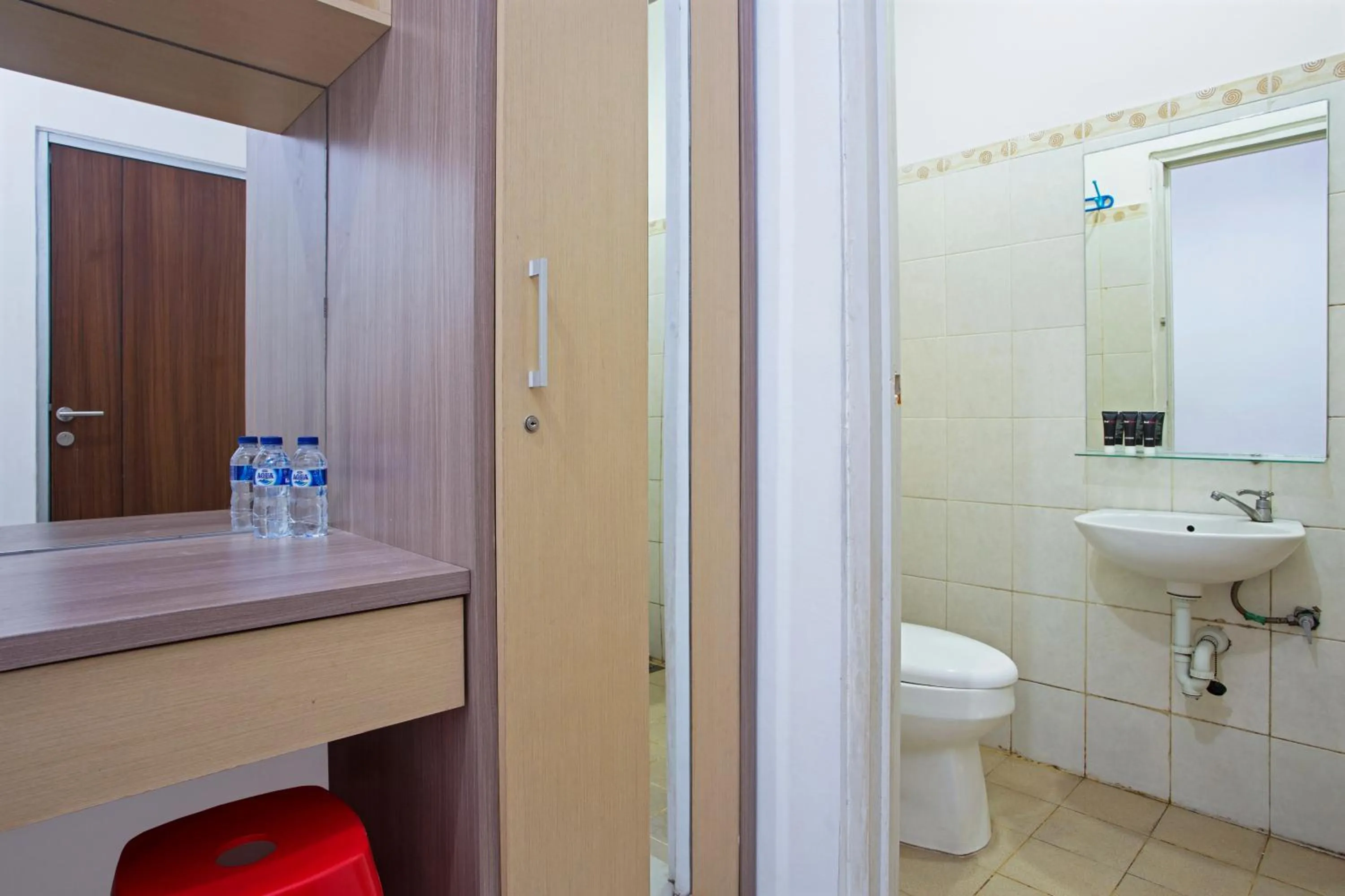 Bathroom in RedDoorz @ Kebon Kacang