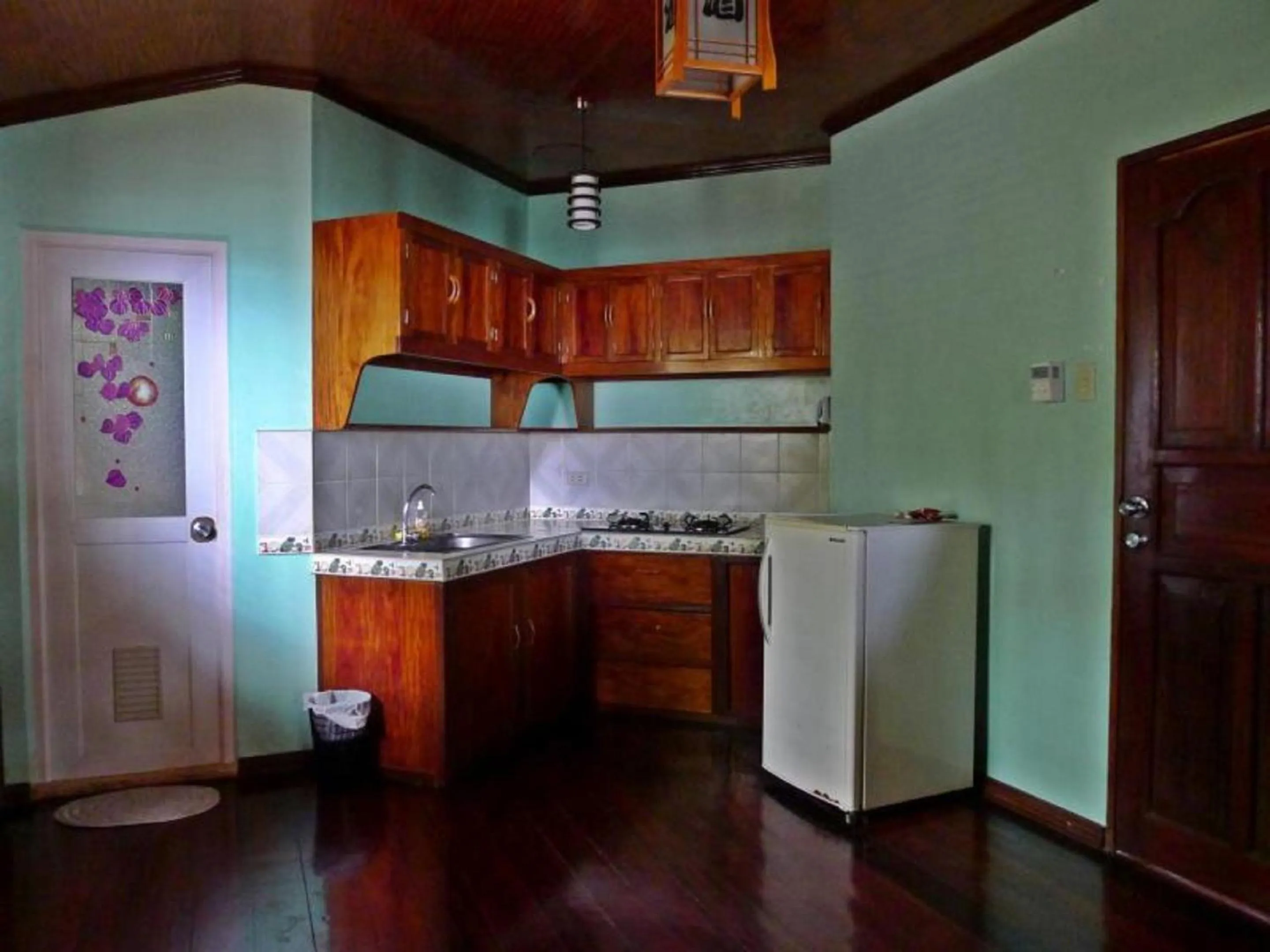 Kitchen or kitchenette in La Salangane Caalan Beach Villa