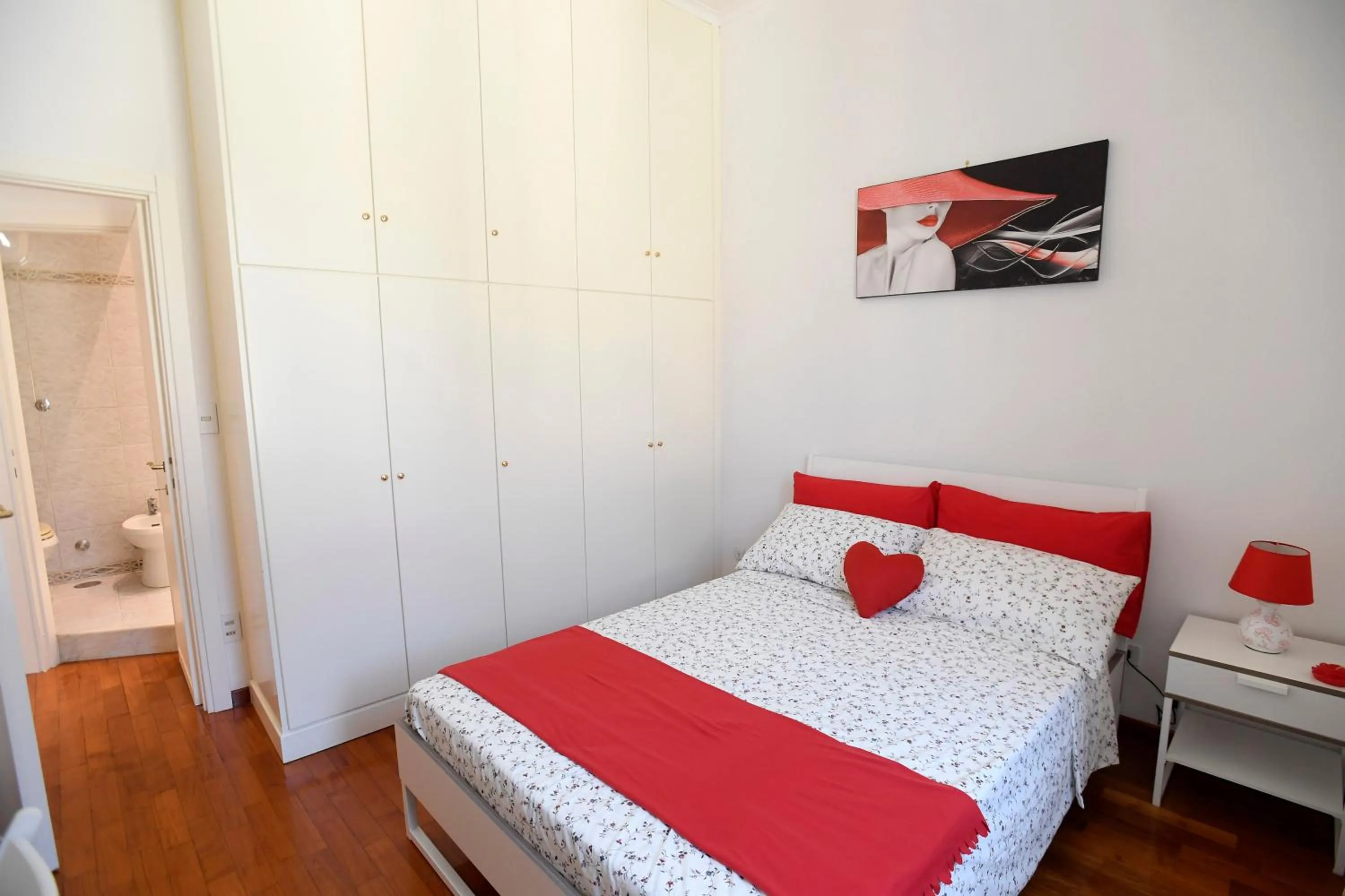 Photo of the whole room, Bed in Big House Colosseum