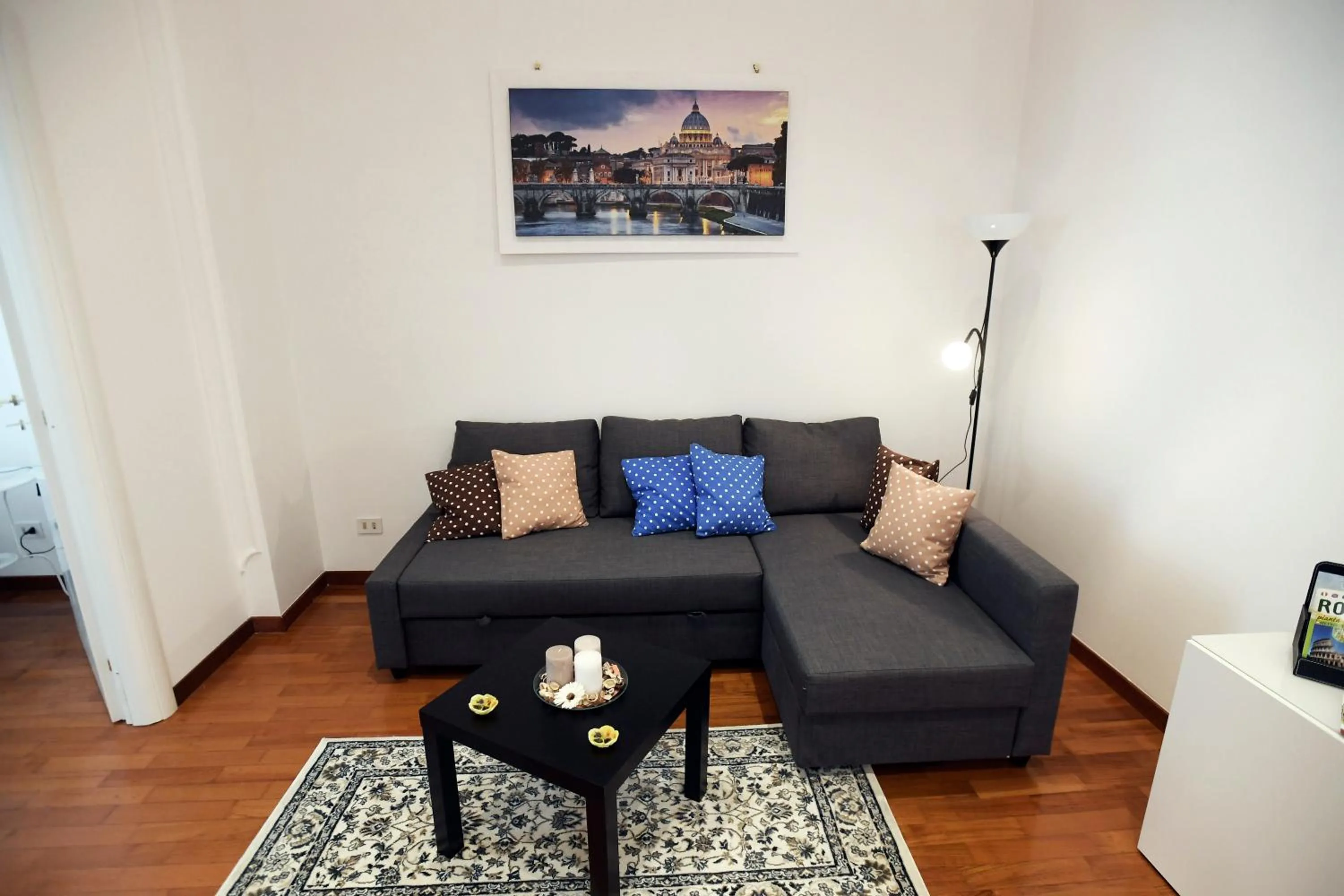 Photo of the whole room in Big House Colosseum