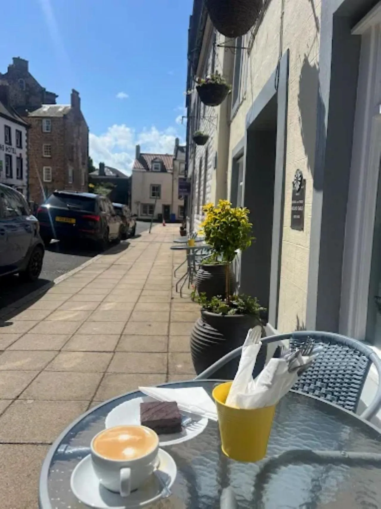 Facade/entrance in Queens Head Hotel